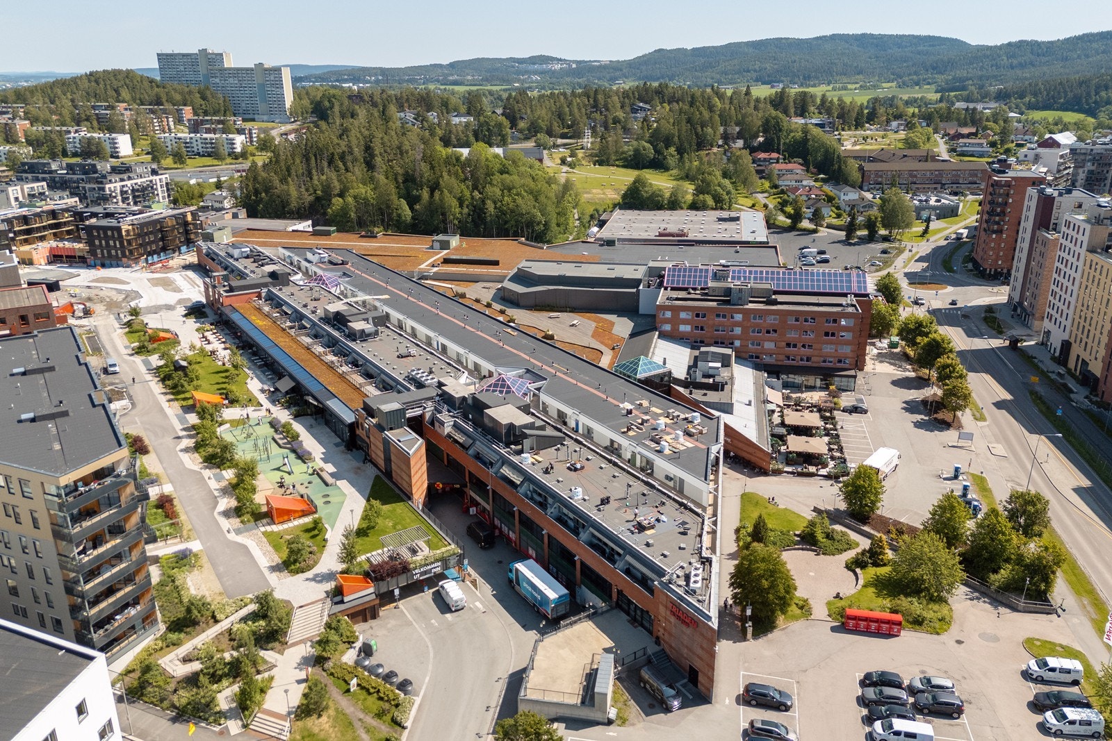 Triaden har godt og variert tilbud til sine kunder. Utenfor er det også trivelig opparbeidede områder med mange lekeplasser. Galleribilde