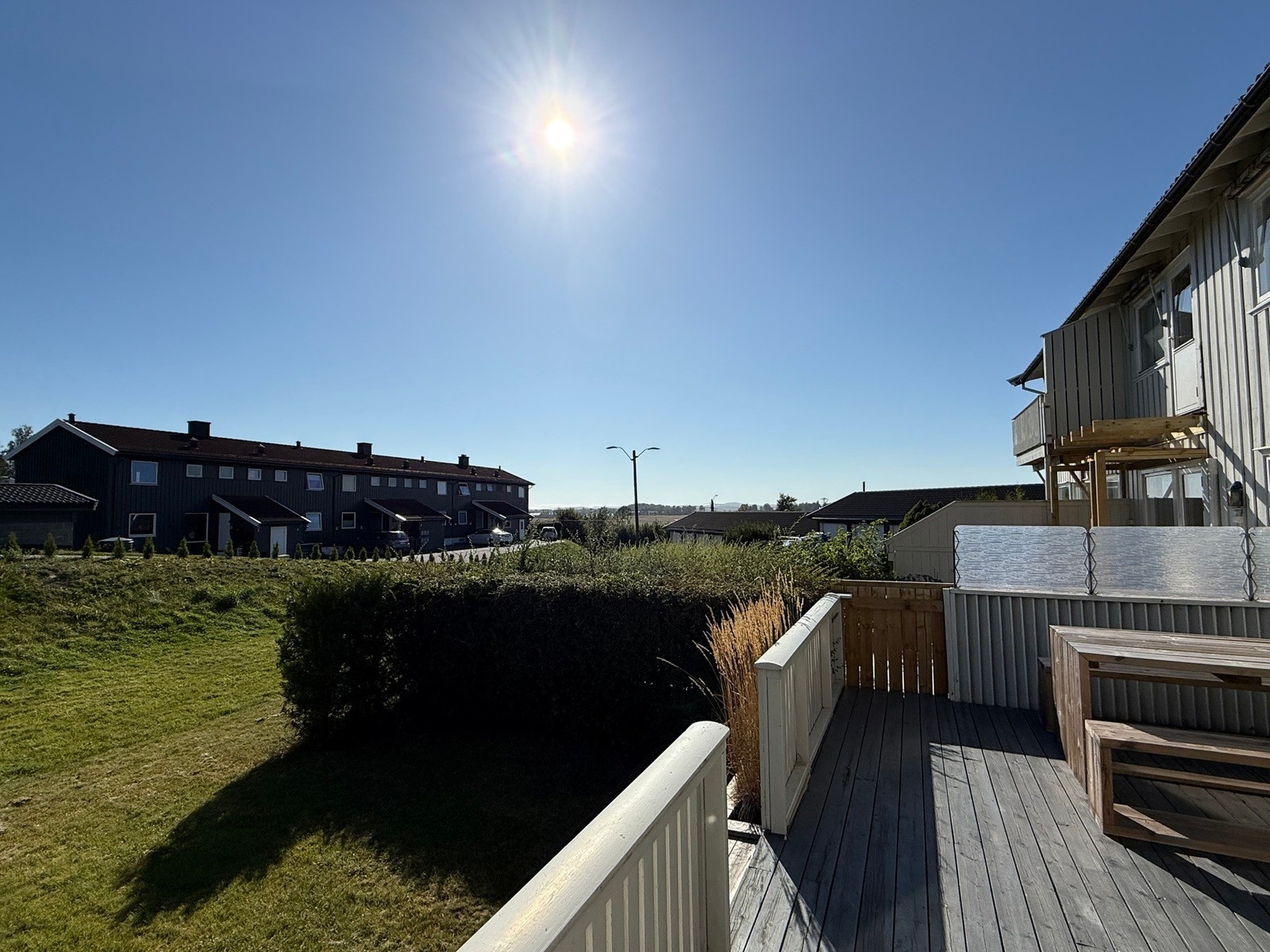 Særdeles flott intern beliggenhet med ingen direkte naboer mot syd og flott utsyn mot vest Galleribilde