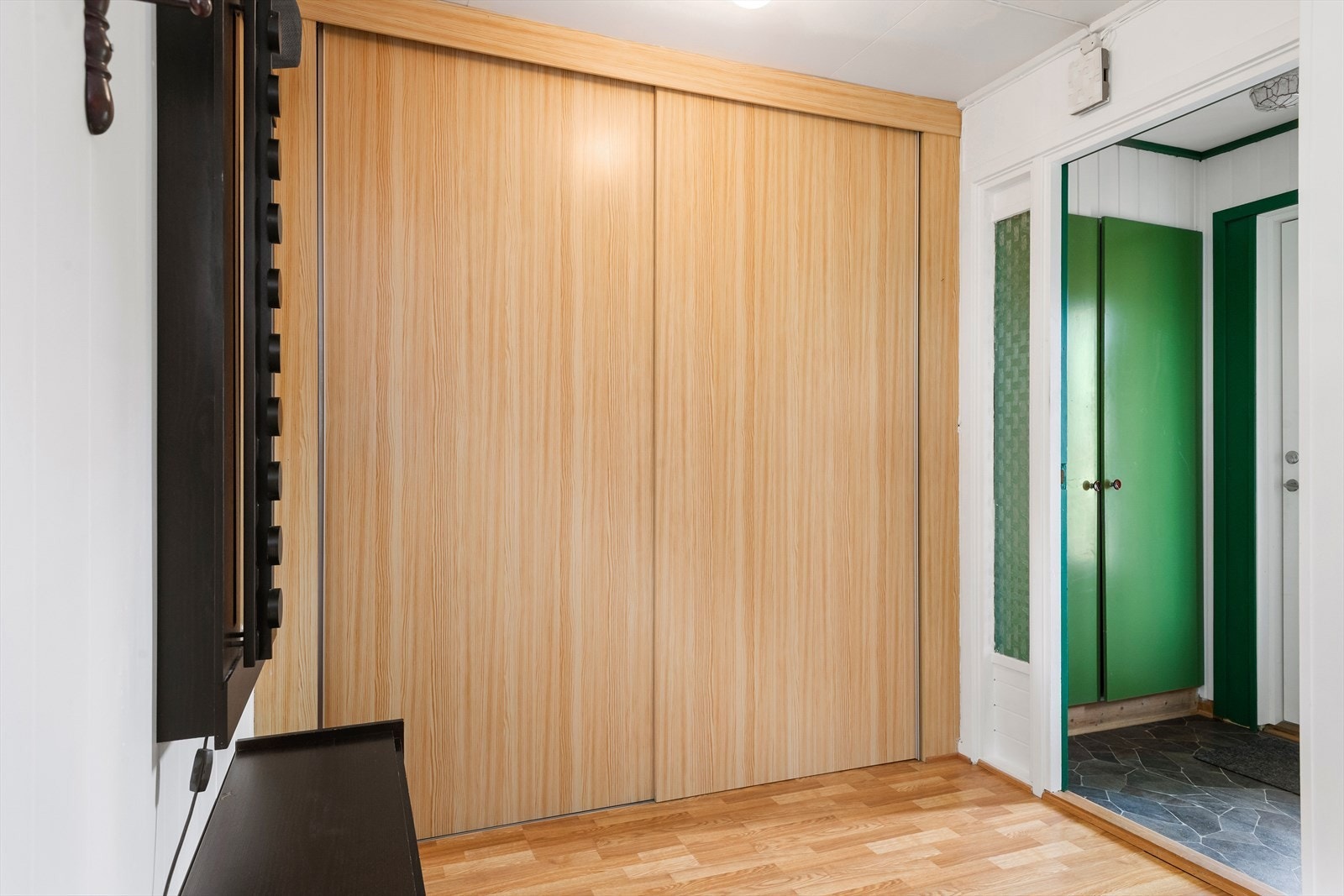 Praktisk skyvedørsgarderobe plassert i mellomgangen for oppbevaring av sko og yttertøy. Galleribilde