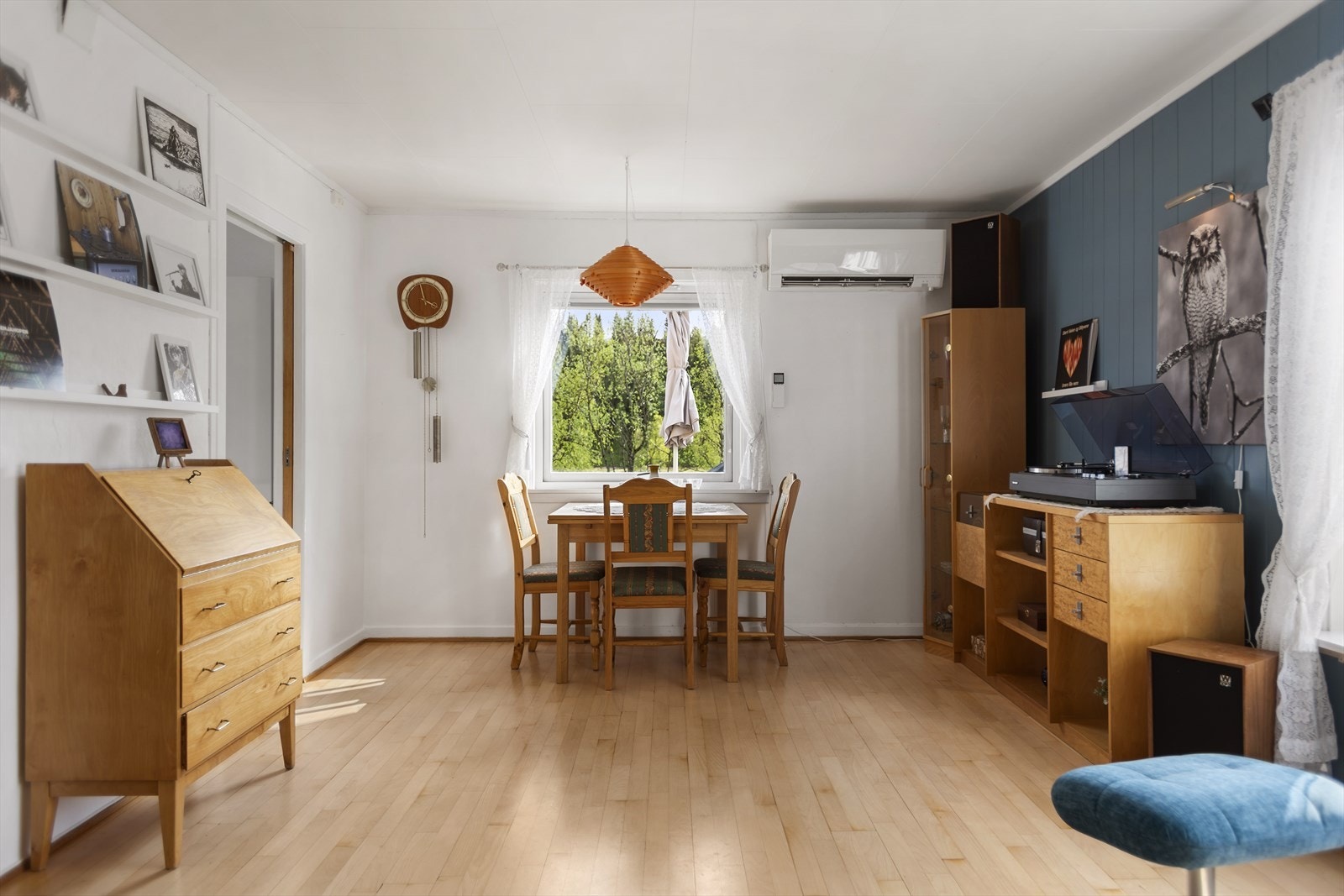 Spisestuen får sin naturige plassering under vinduet. Galleribilde