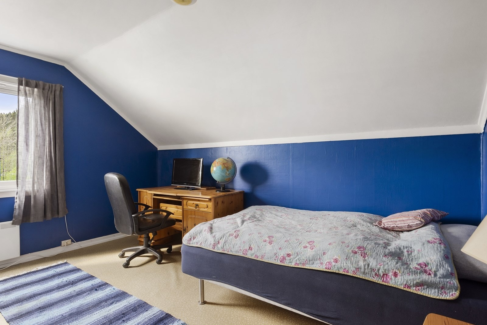 Det er totalt 3 soverom i andre etasje. Alle av god størrelse med plass til seng, nattbord, garderobe mm. Galleribilde