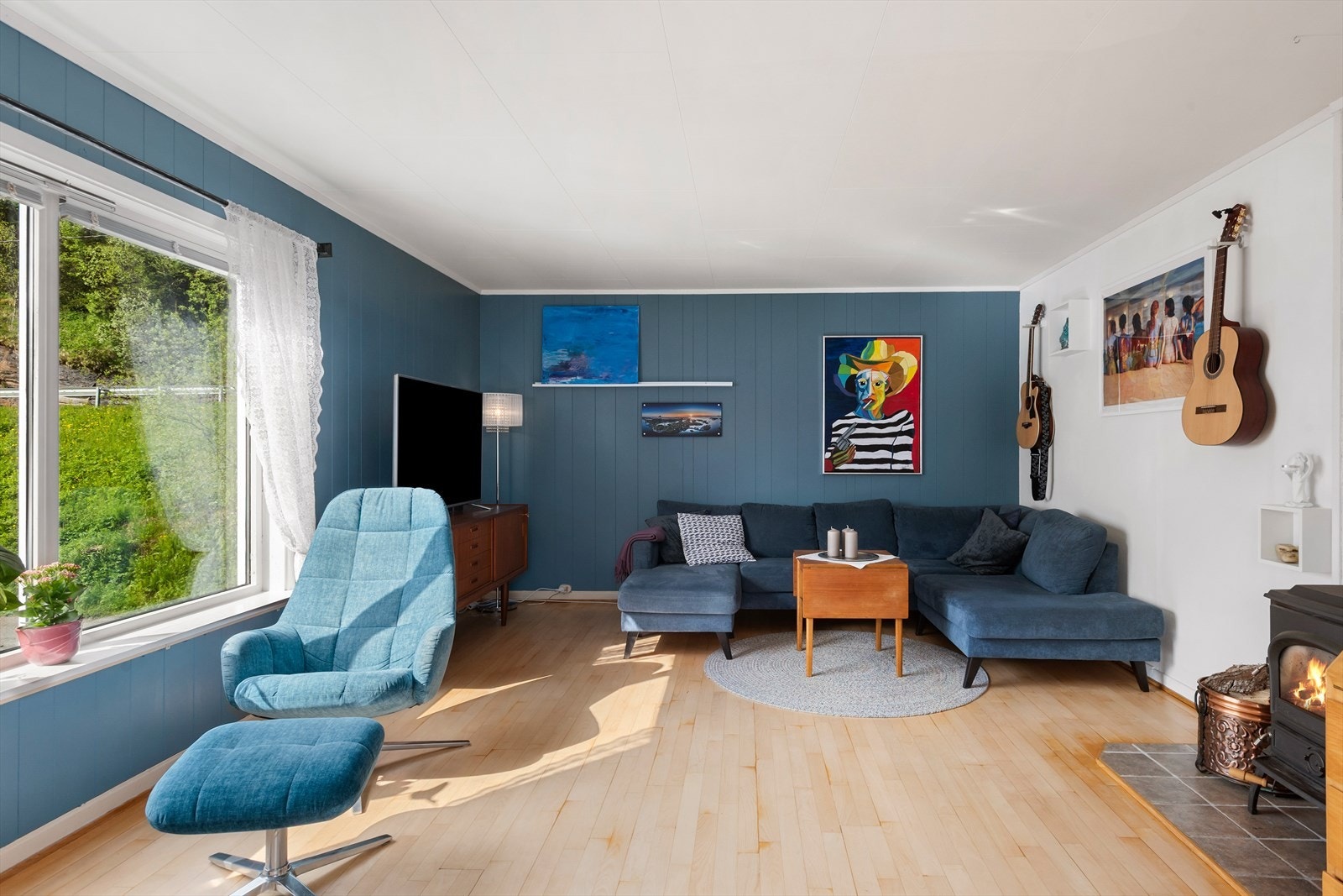 Boligen varmes opp med vedfyring, varmepumpe og strøm. Galleribilde