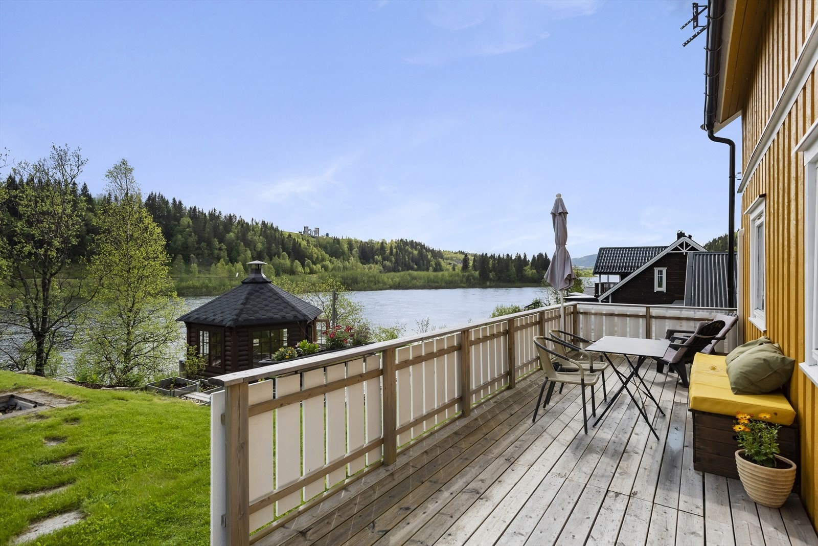 Solrik uteplass i rolige omgivelser med gode møbleringsmuligheter. Galleribilde