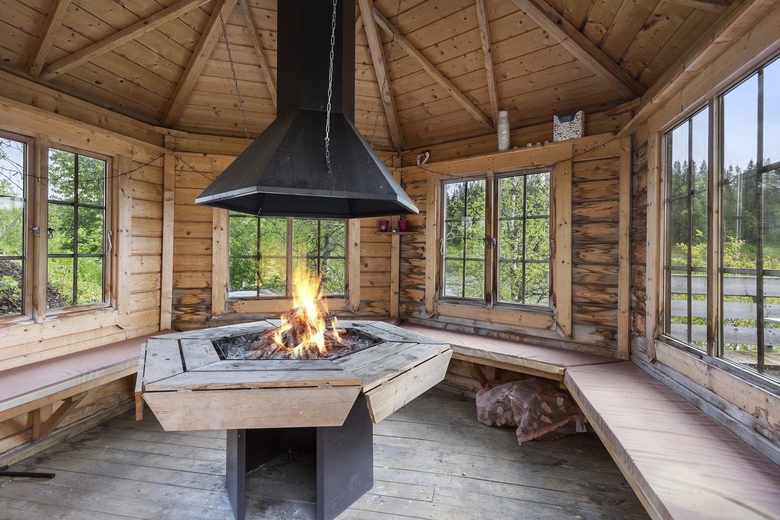 På eiendommen er det satt opp en grillstue med særs flott beliggenhet. Galleribilde