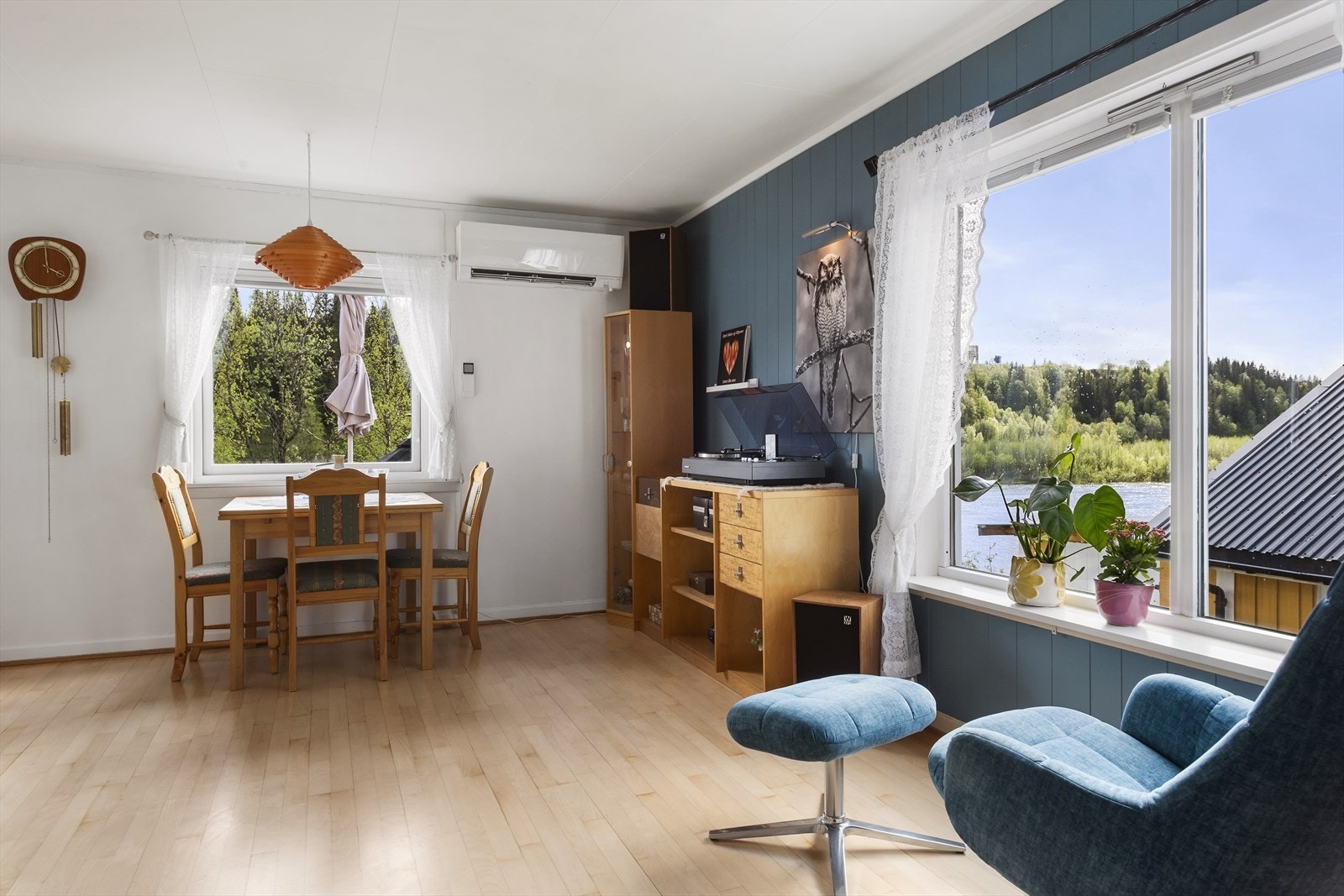 Den flotte utsikten over naturen kan nytes fra flere av sonene i boligen. Galleribilde