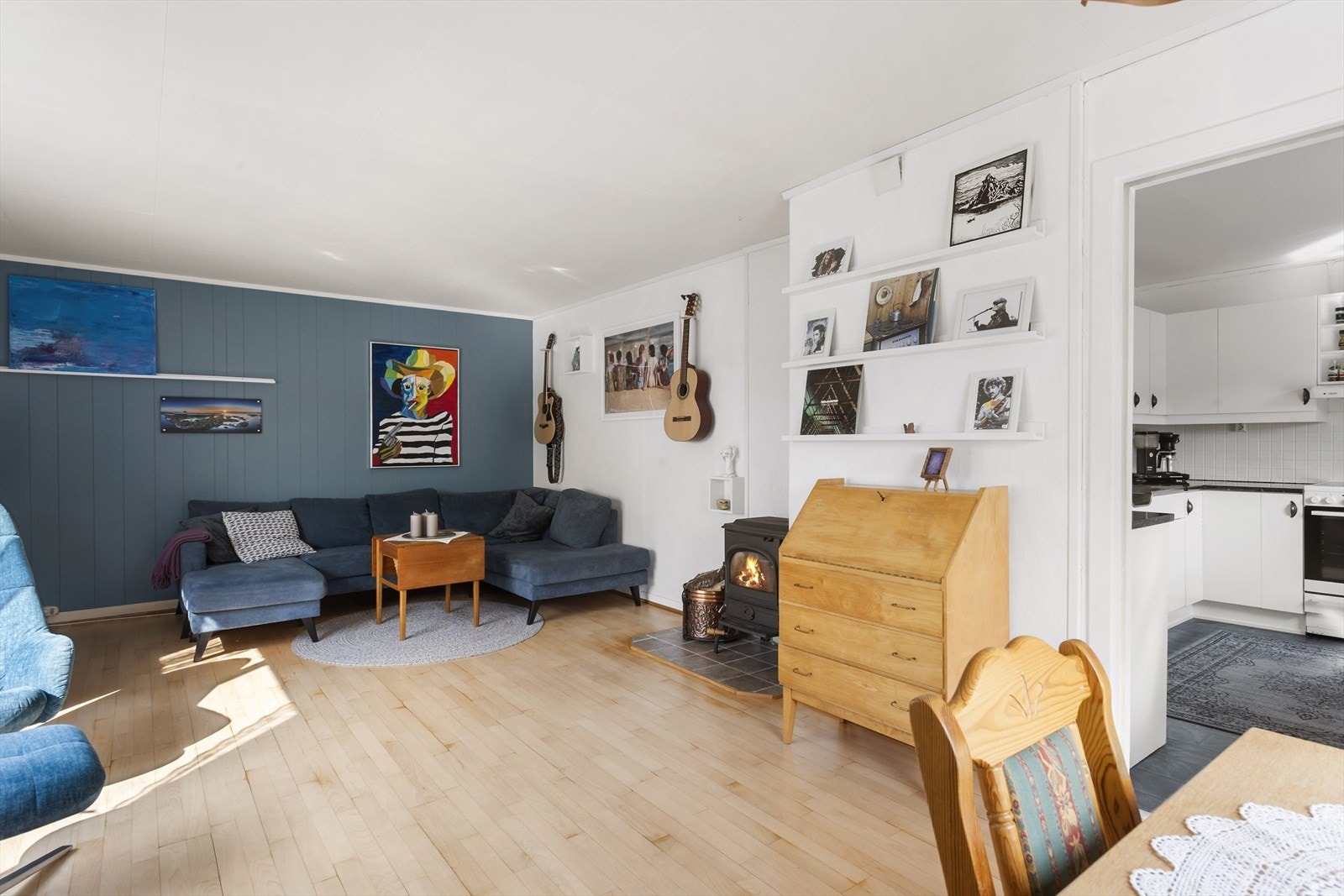 Stuen har god møbleringsplass med rom for både sofa, godstol og spisebord. Galleribilde