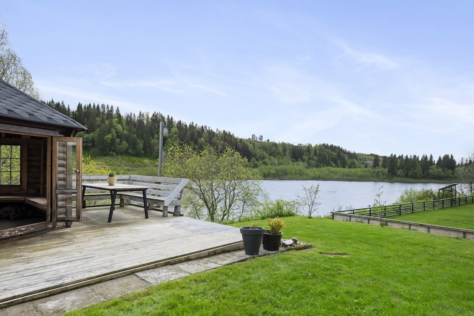 Svært flotte uteområder med opparbeidet plen, diverse busker/trær og gruslagt innkjørsel. Galleribilde