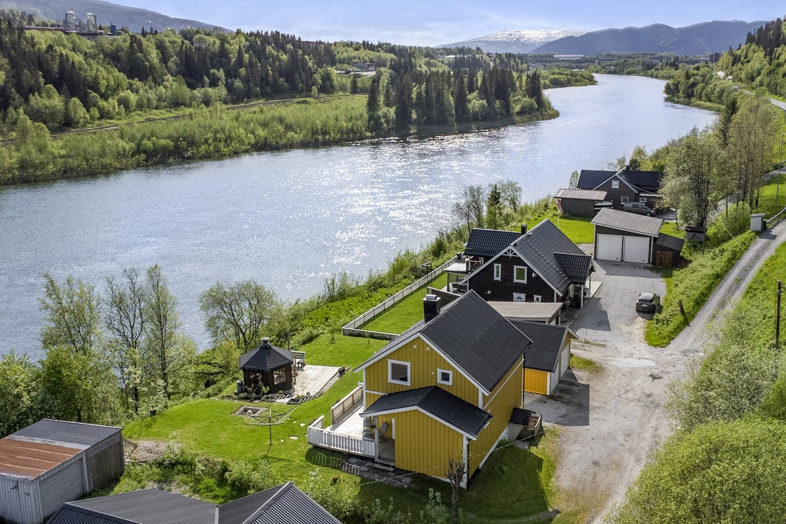 Eiendommen ligger fint til i Åenget på Selfors omlag 5km fra sentrum av Rana. Galleribilde