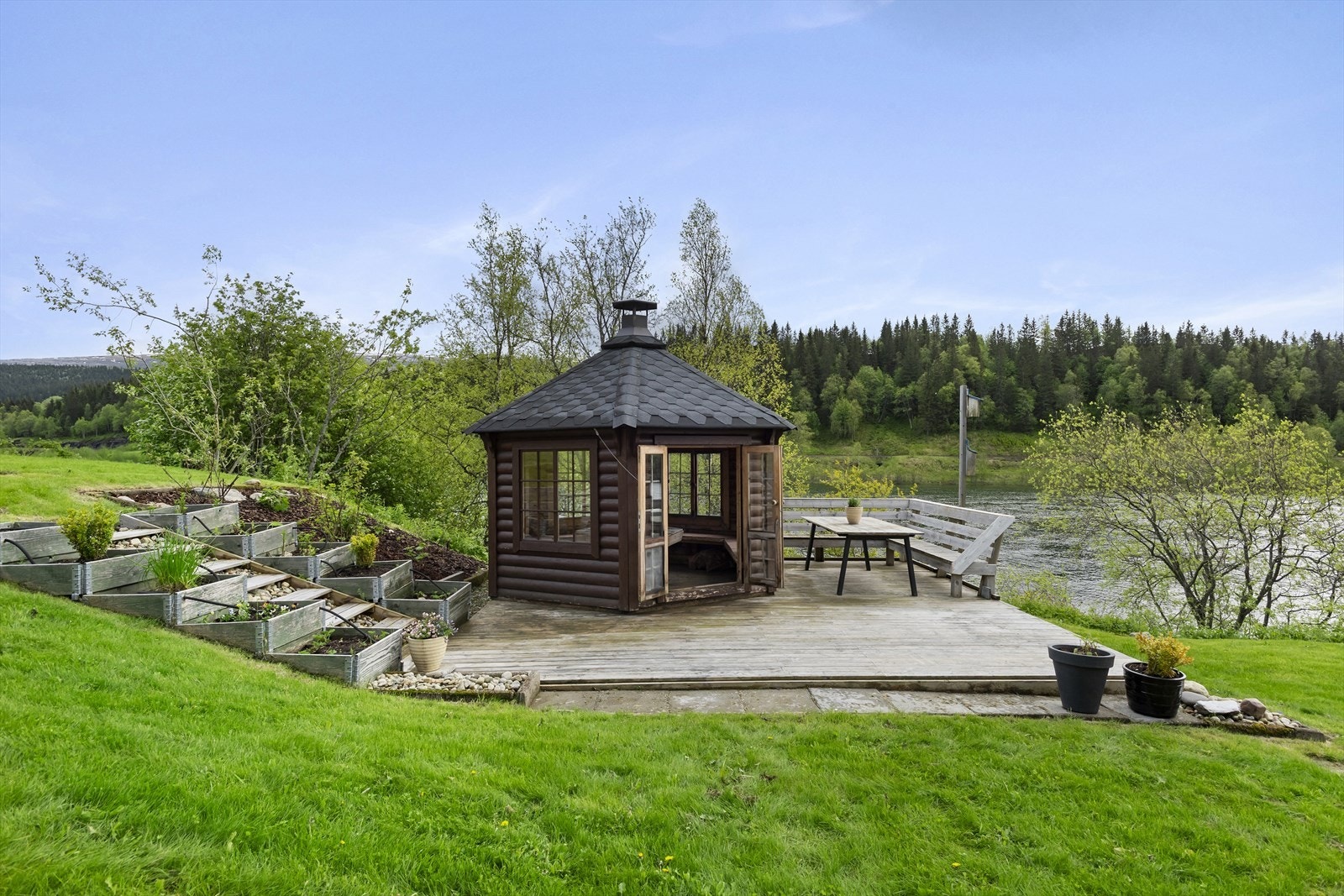 Utenfor er det opparbeidet med pallekarmer og diverse beplantning. Galleribilde