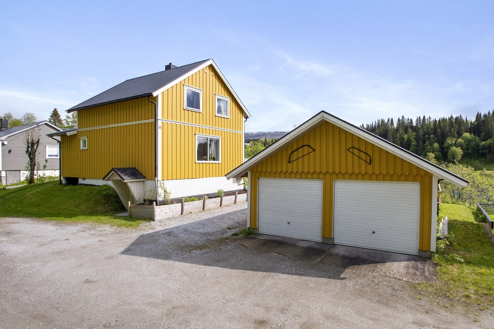 Parkering i dobbelgarasje, samt god plass i egen innkjørsel (Garasje ikke søkt oppført) Galleribilde