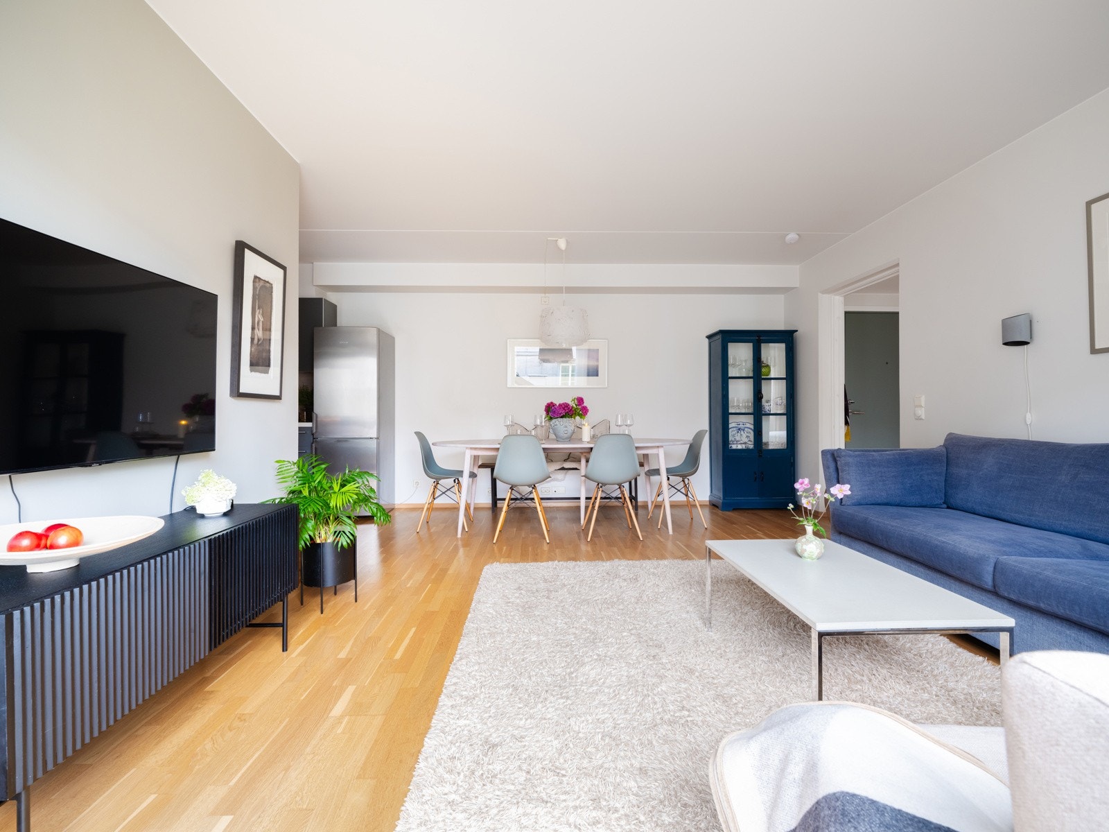 Stuen byr på gode møbleringsmuligheter, med plass til sofagruppe, tv-seksjon, større spisebord og annet møblement. Galleribilde