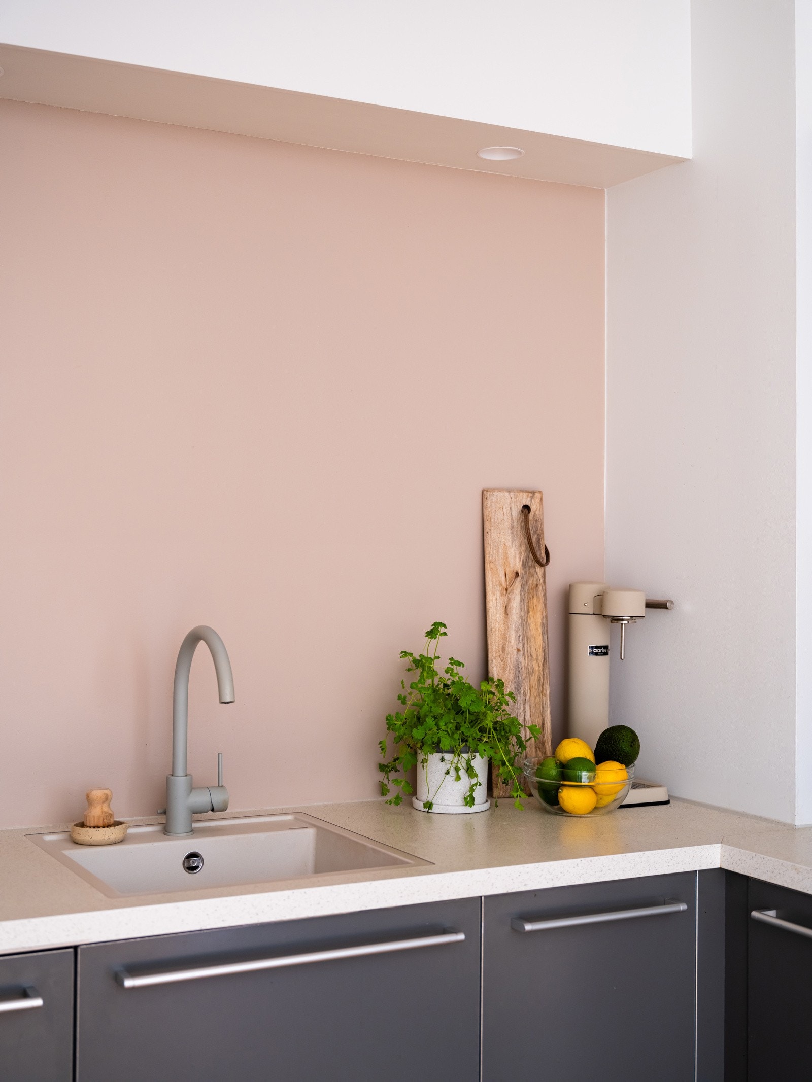 Kjøkkenet er videre utstyrt med integrert komfyr med nedfelt induksjonstopp, oppvaskmaskin, og frittstående kjøleskap med fryserdel. Hvitevarene følger med. Galleribilde