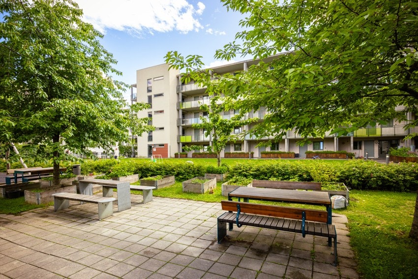 Hyggelig bakgård med lekeplass og sittegrupper. Galleribilde