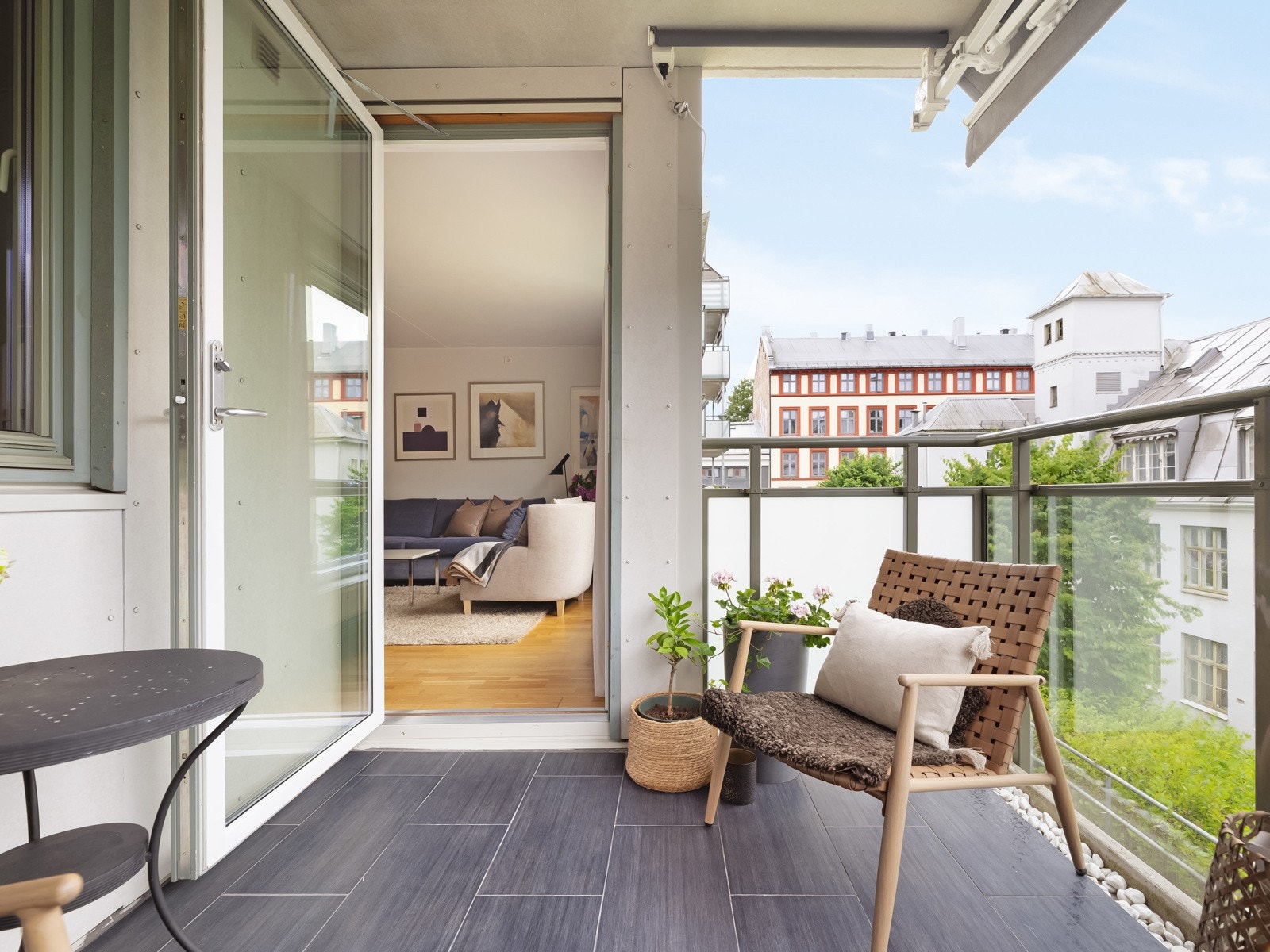 Uteplassen er i tillegg utstyrt med utebelysning, stikkontakt og markise. Galleribilde