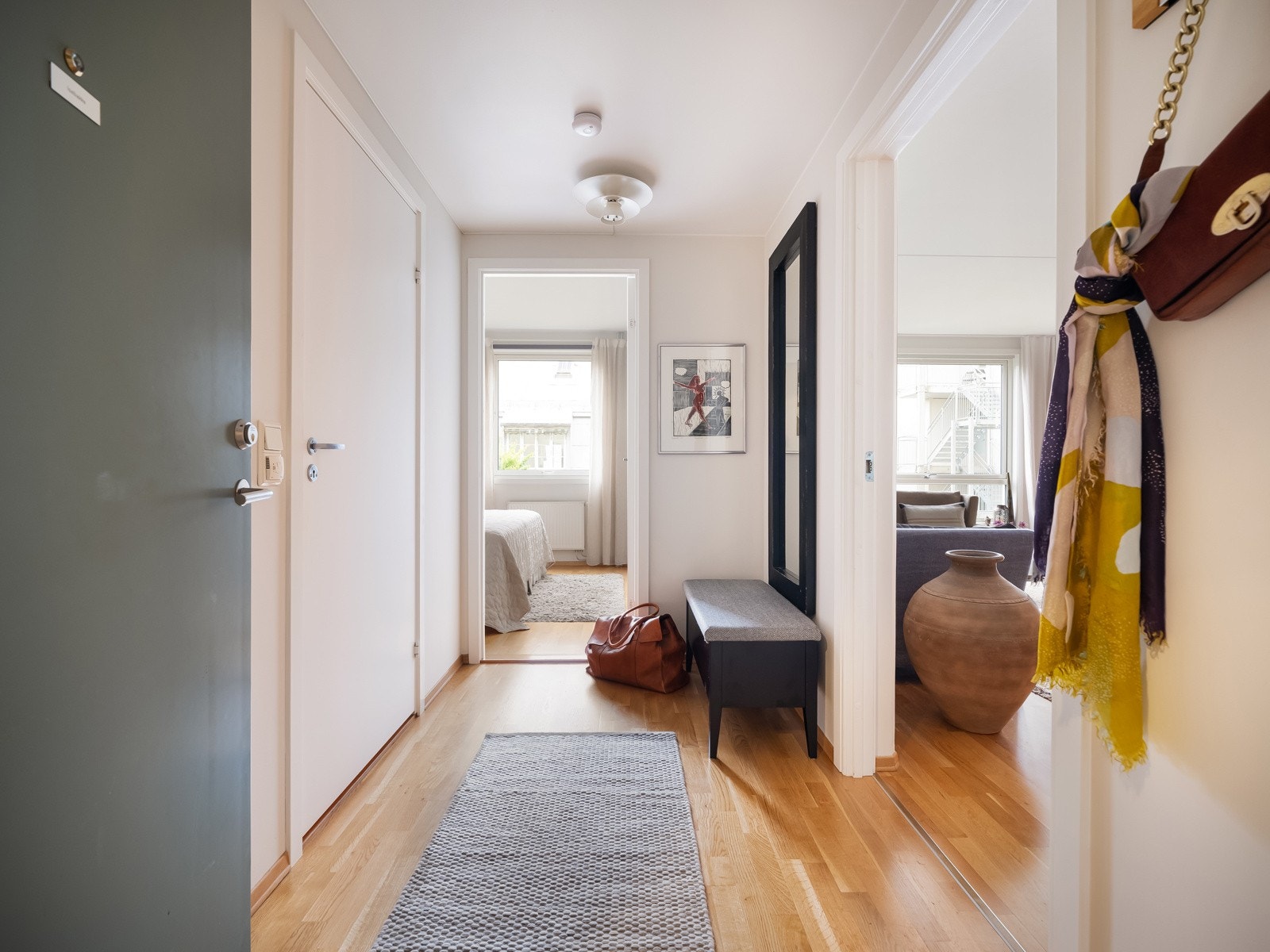 Når du kommer inn i leiligheten blir du møtt av en lys og romslig entré som gir et godt førsteinntrykk. Galleribilde