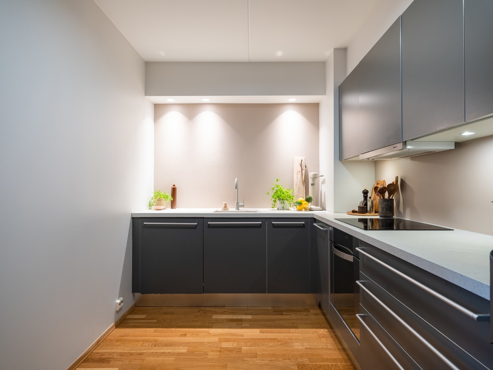 Innredningen har slette fronter, lekker benkeplate av laminat, nedfelt oppvaskkum med ett-greps kjøkkenarmatur. Benkeplate, servant og kran er fra 2022. Galleribilde