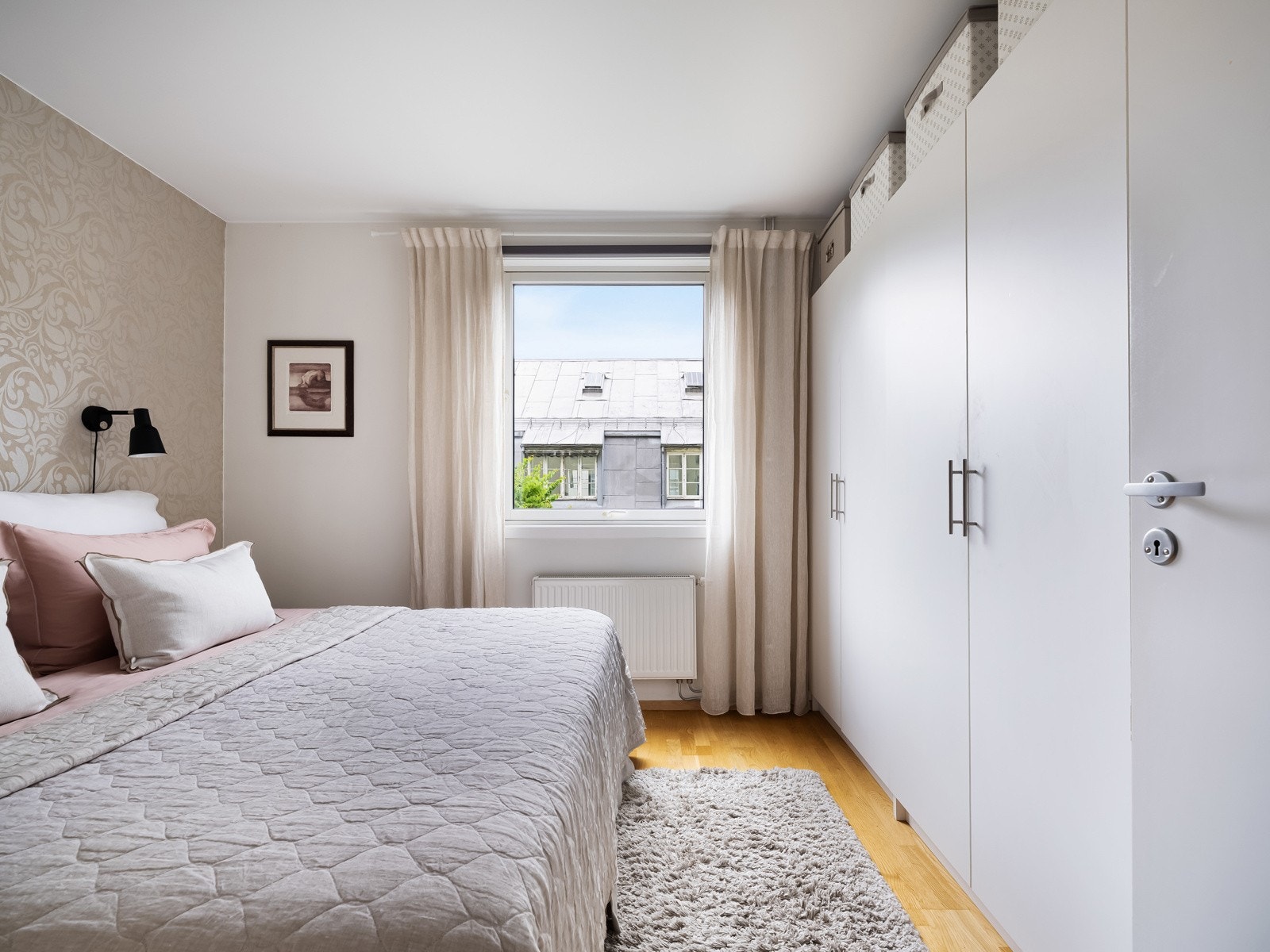 Hovedsoverommet har plass til dobbeltseng, nattbord og annet møblement. Galleribilde