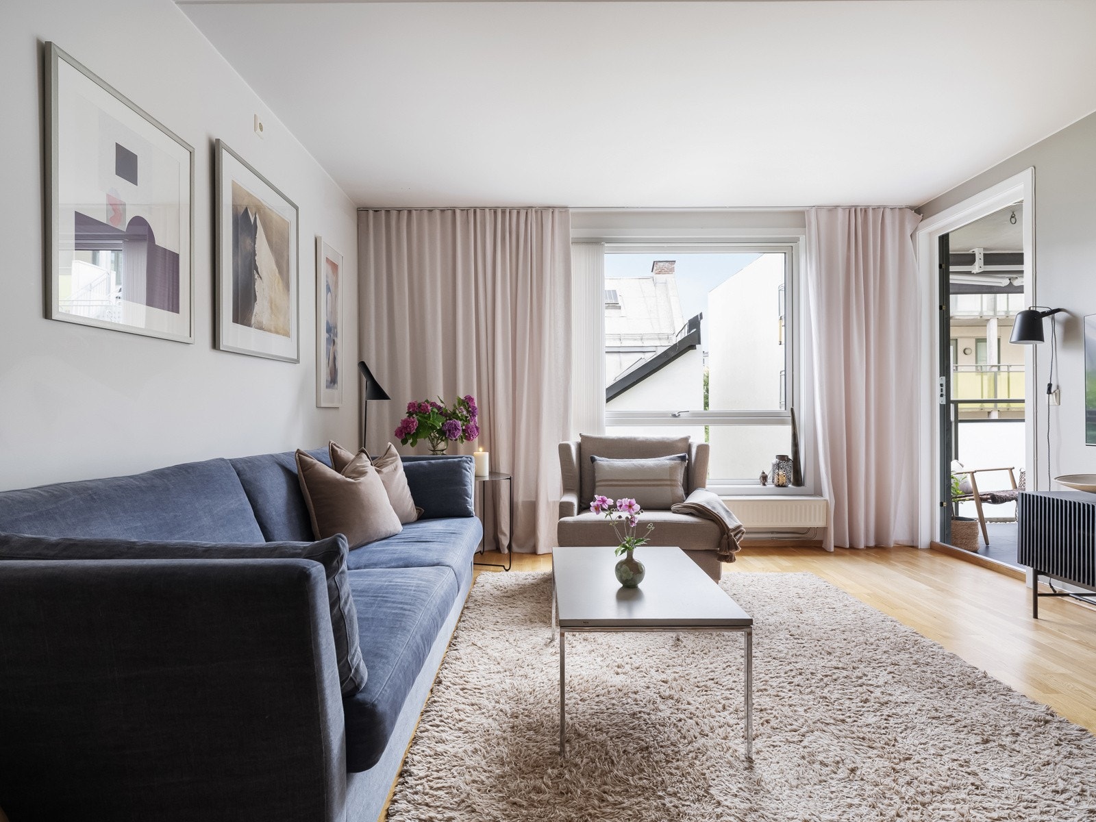 Boligen ligger i 2.etasje med god planløsning, store vindusflater og fint lysinnslipp. Galleribilde