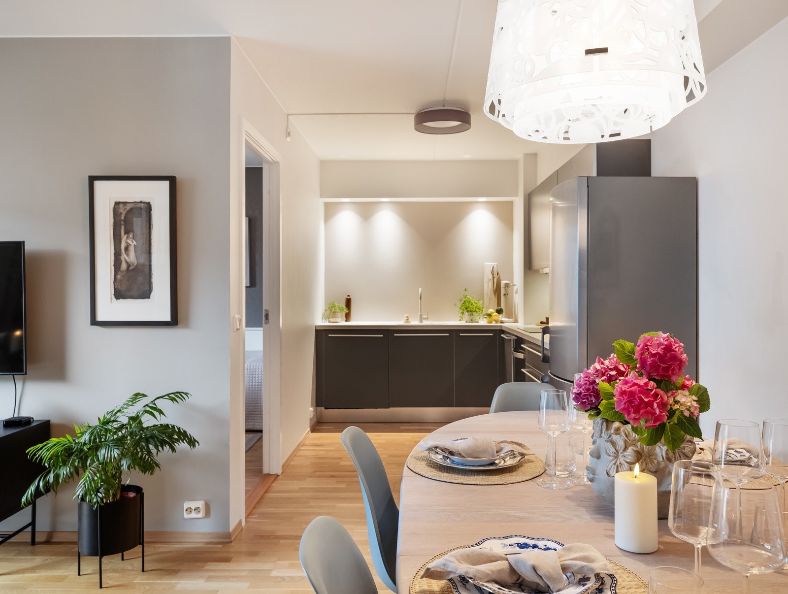 Pent kjøkken med gode løsninger og godt med skap- og benkeplass. Galleribilde