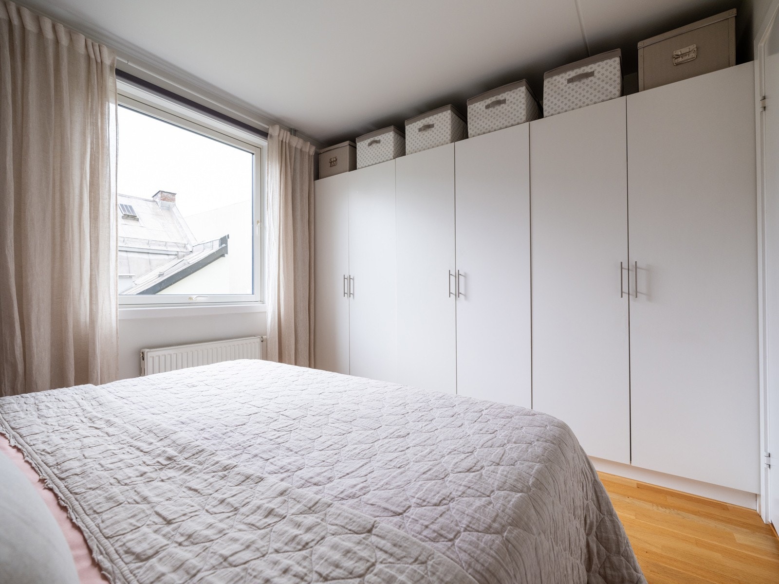 Rommet er innredet med et stort garderobeskap som følger med. Galleribilde