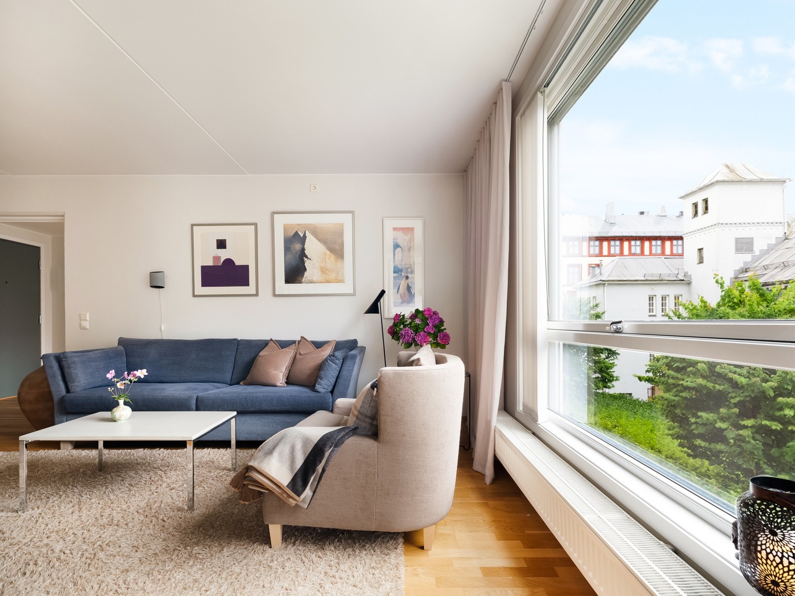 Det er montert screens på vinduene i stuen. Galleribilde