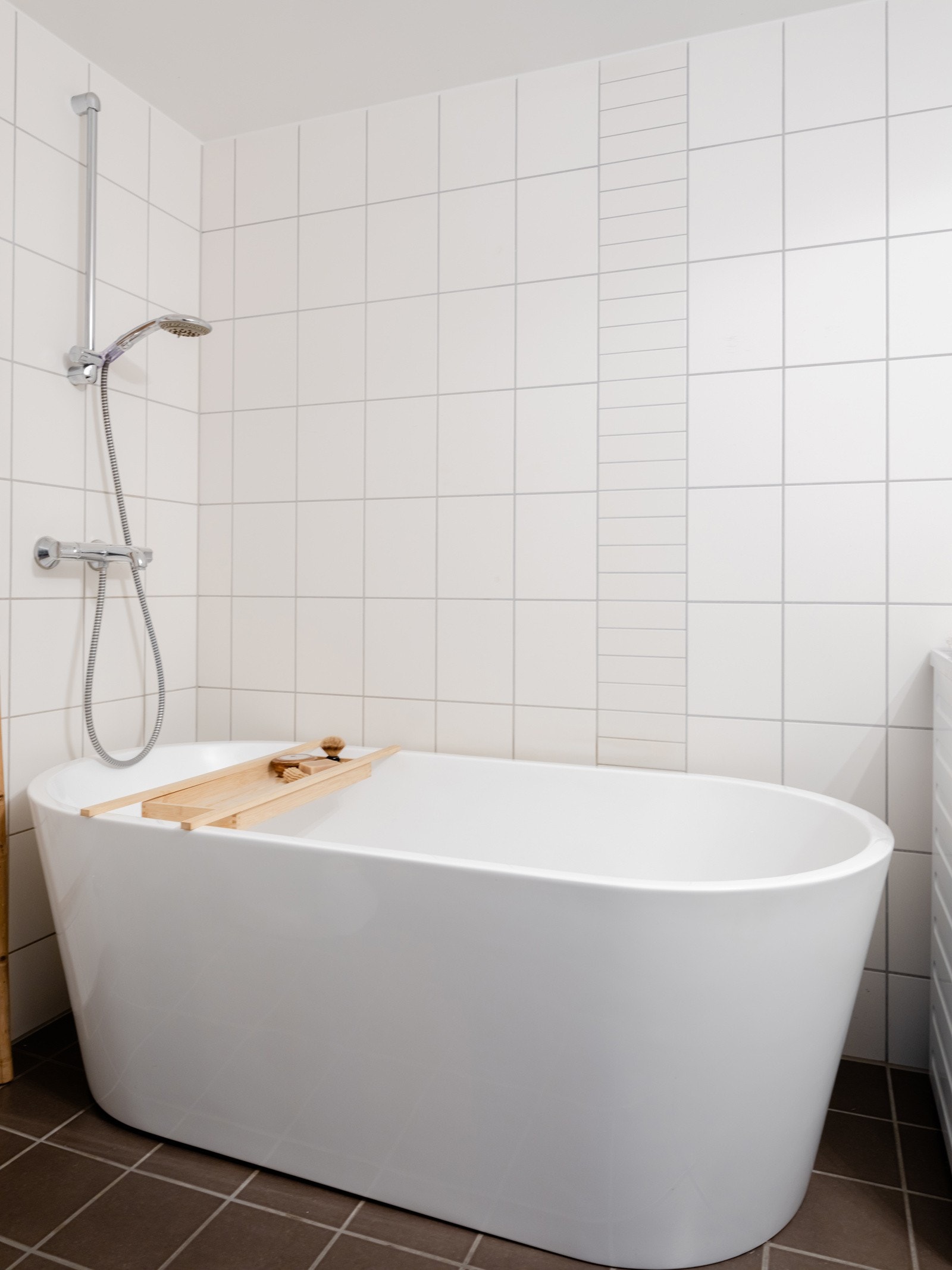 Det er videre et lekkert badekar, gulvmontert toalett og opplegg for vaskemaskin. Galleribilde