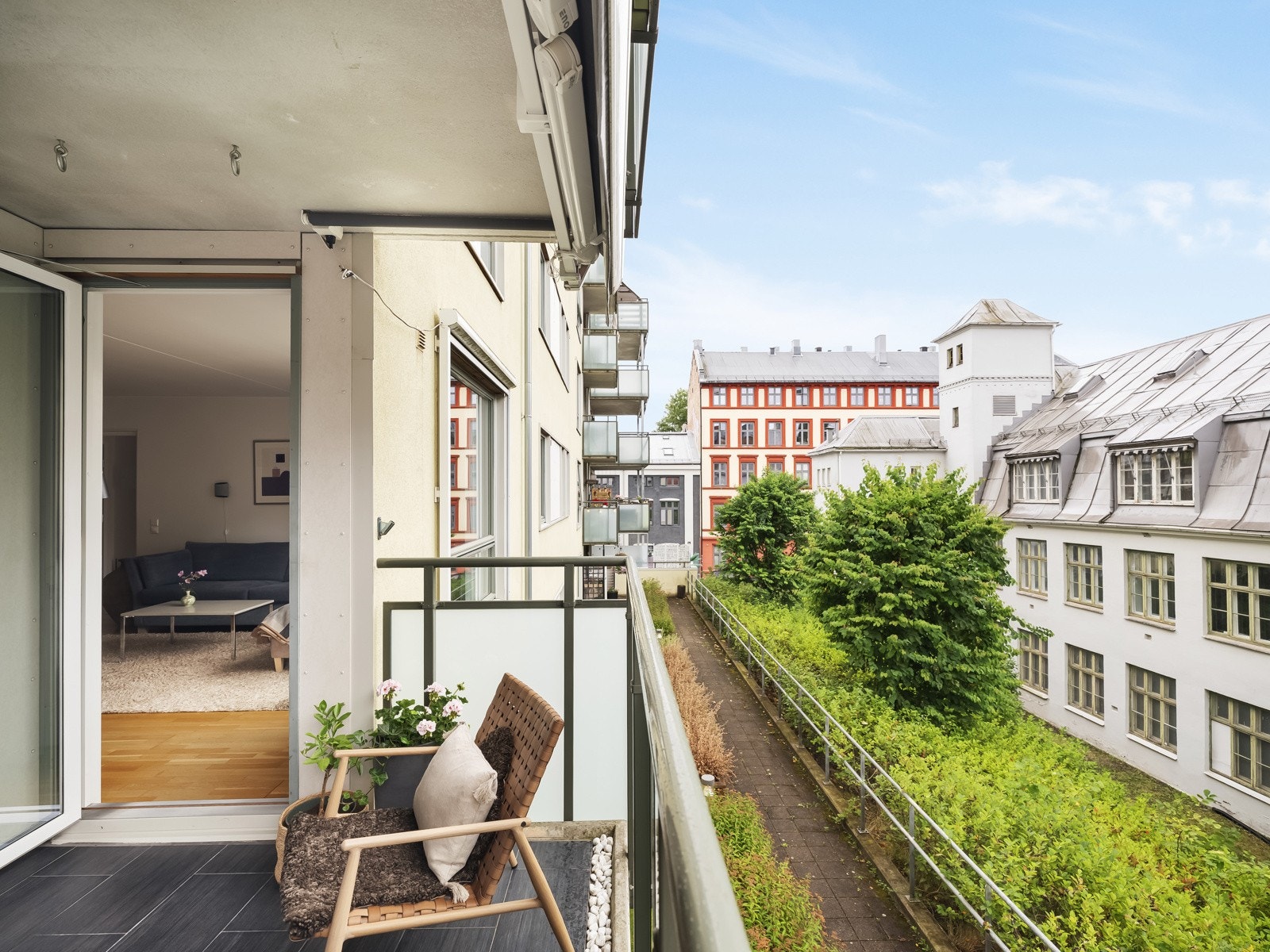 Balkongen er vendt til nordvest, og har sol fra ca. kl. 14-21 på sommerstid, ifølge selger. Galleribilde