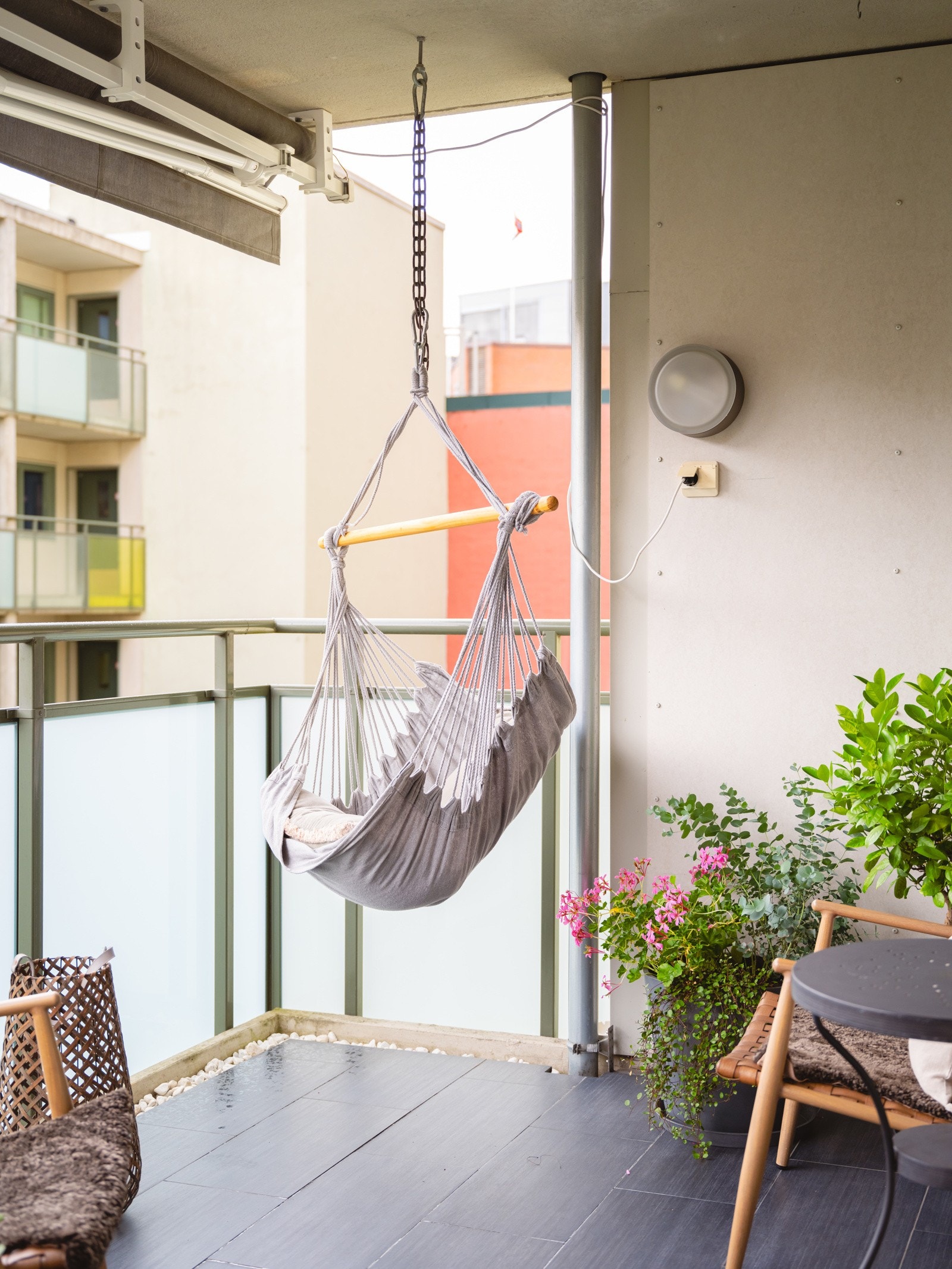 Her er det god plass til sittegruppe, grill, beplantning og liggende. Balkongen er flislagt. Galleribilde