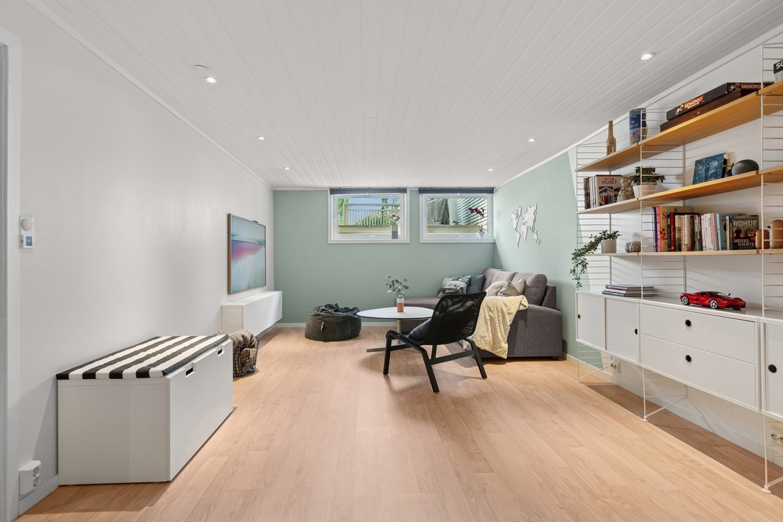 Oppusset kjellerstue med gulvvarme. God plass for forskjellige sittegrupper. (Ikke godkjent for varig opphold). Galleribilde