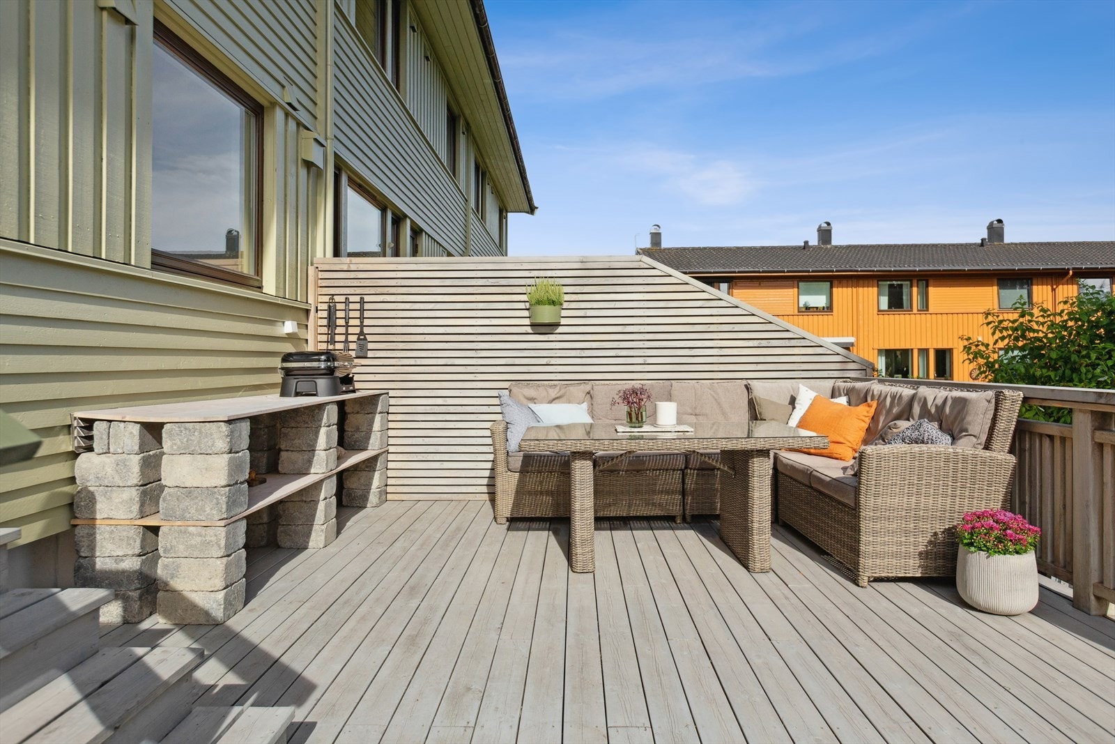 Plass til flere sittegrupper på skjermet terrasse. Galleribilde