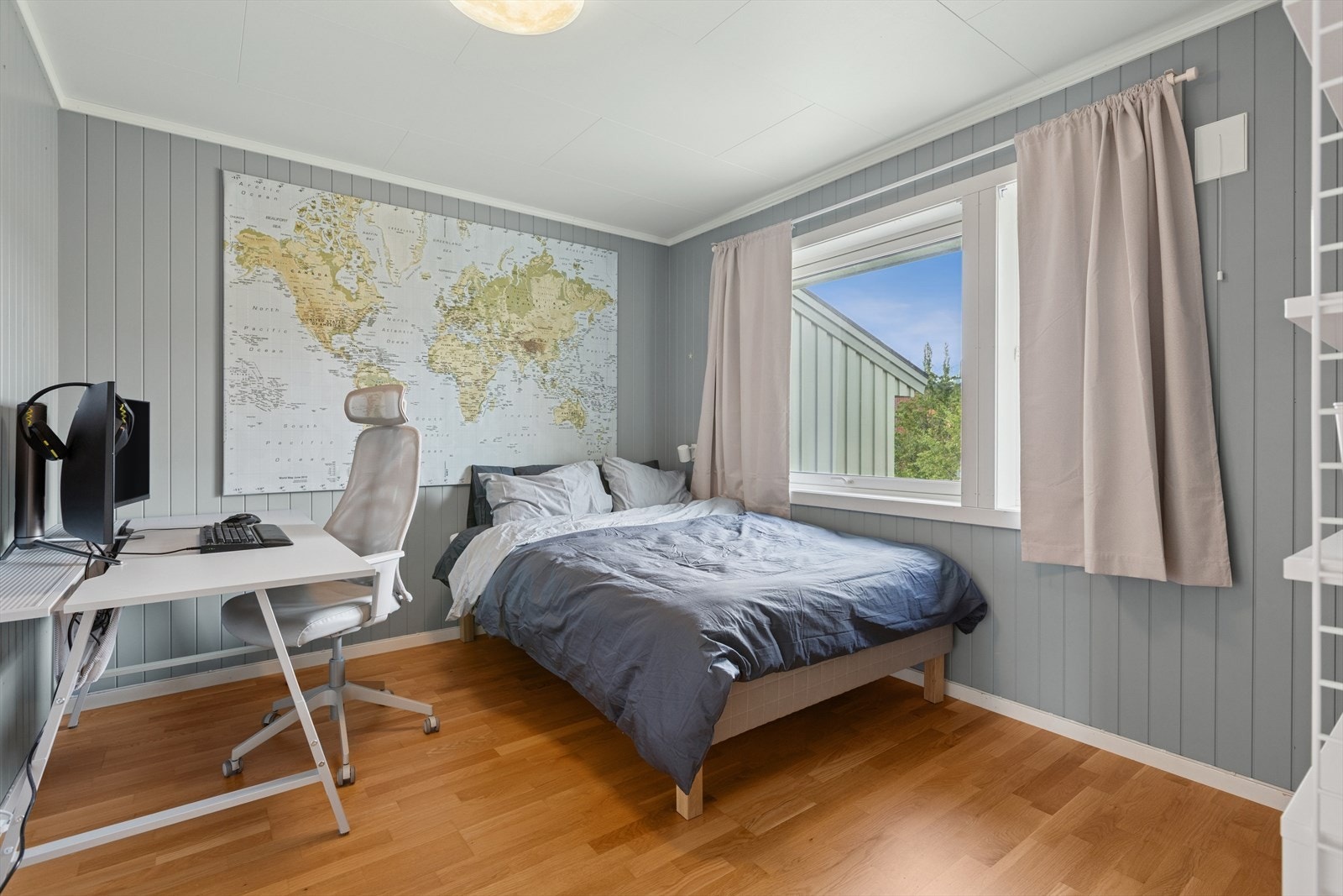 Godt soverom på 11,4 kvm., med plass til god seng, arbeidspult og skyvedørsgarderobe. Galleribilde