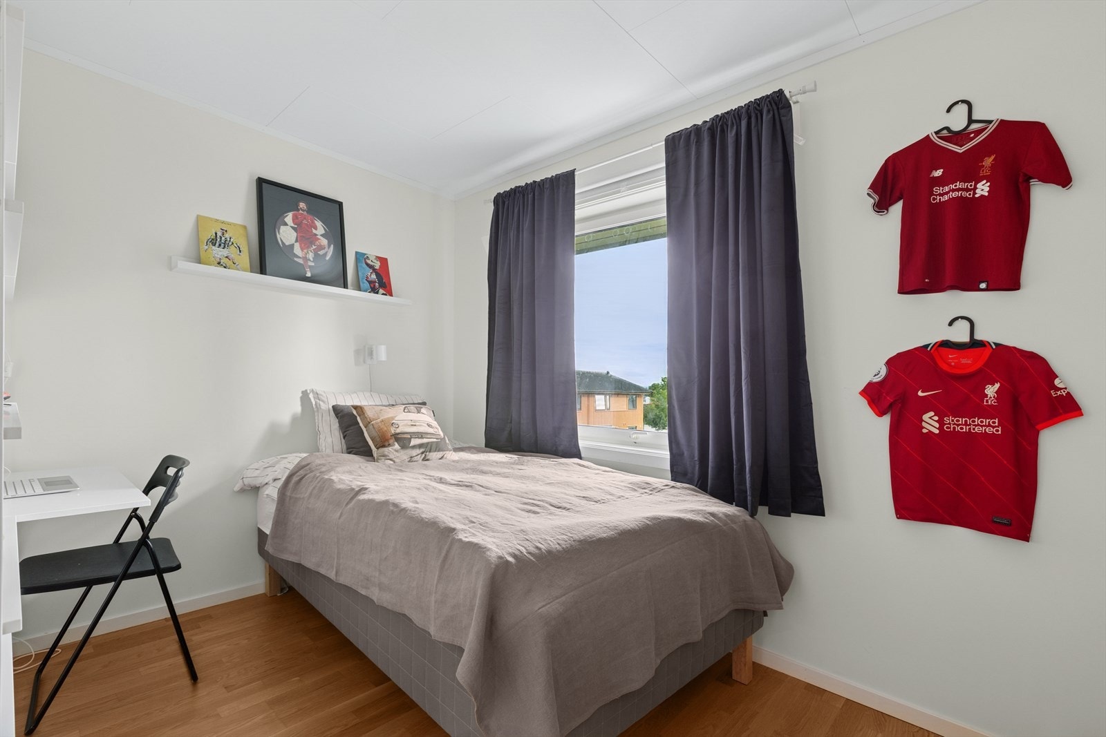 Dette soverommet har også plass til seng, arbeidspult og garderobe. Galleribilde