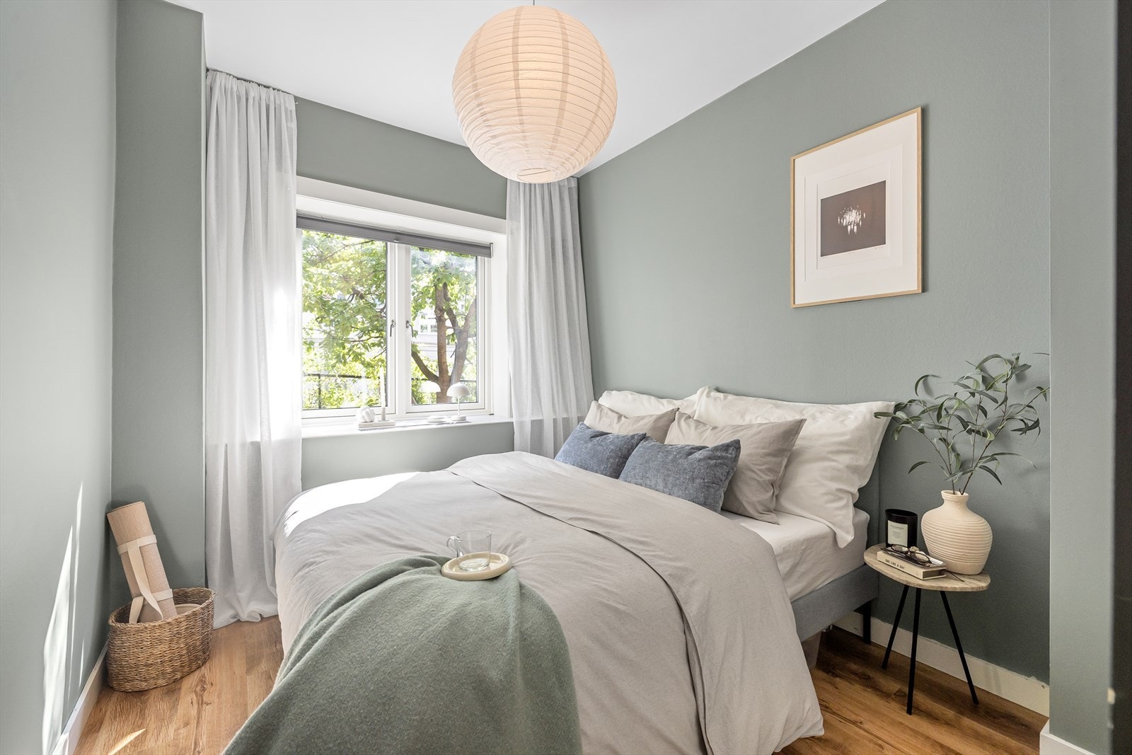 Lunt og innbydende soverom med god plass til dobbeltseng og nattbord på hver side. Galleribilde