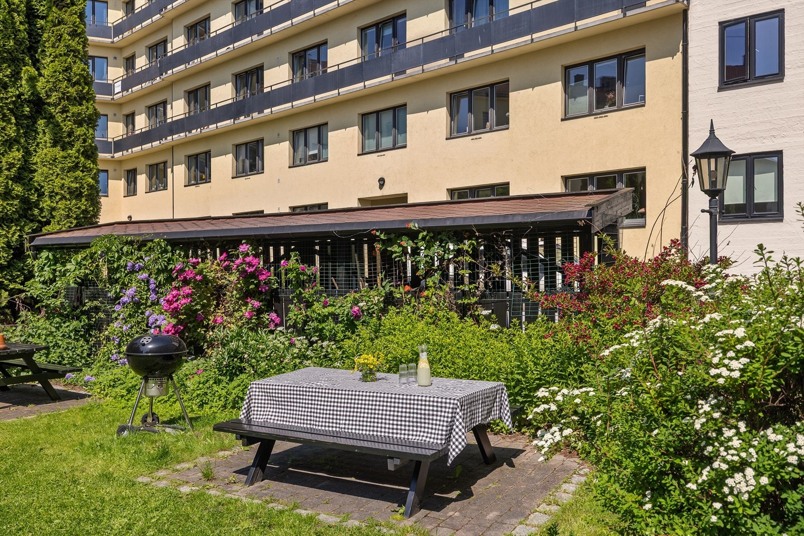 Sameiet har et gjesterom til rimelig utleie for beboerne. (Det koster 150 kr per natt). I tillegg er det fellesvaskeri, tørkerom og sykkelbod som kan benyttes av beboerne. Galleribilde