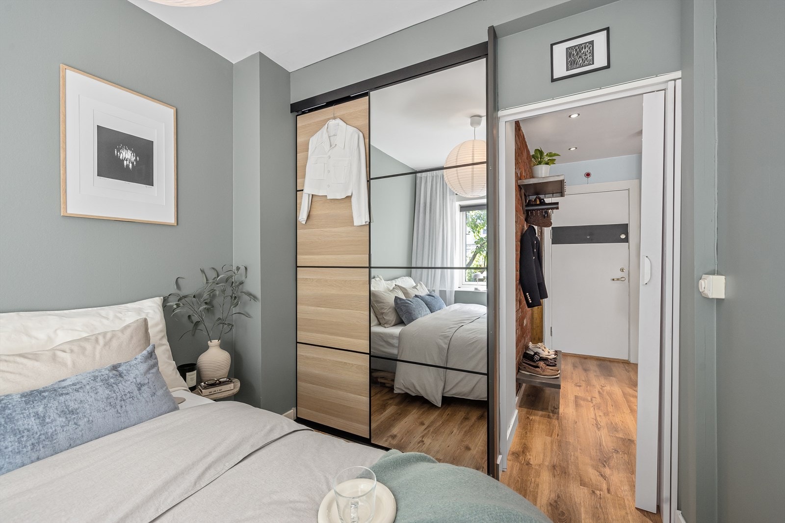 Det er godt med oppbevaringsplass i skyvedørsgarderobe. Galleribilde