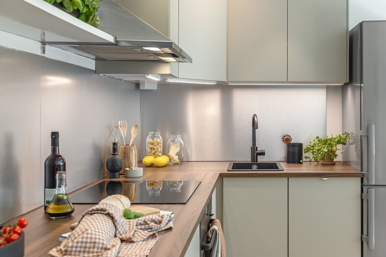 Det er integrert platetopp, stekeovn og oppvaskmaskin. Kullfiltervifte over stekesonen. Galleribilde