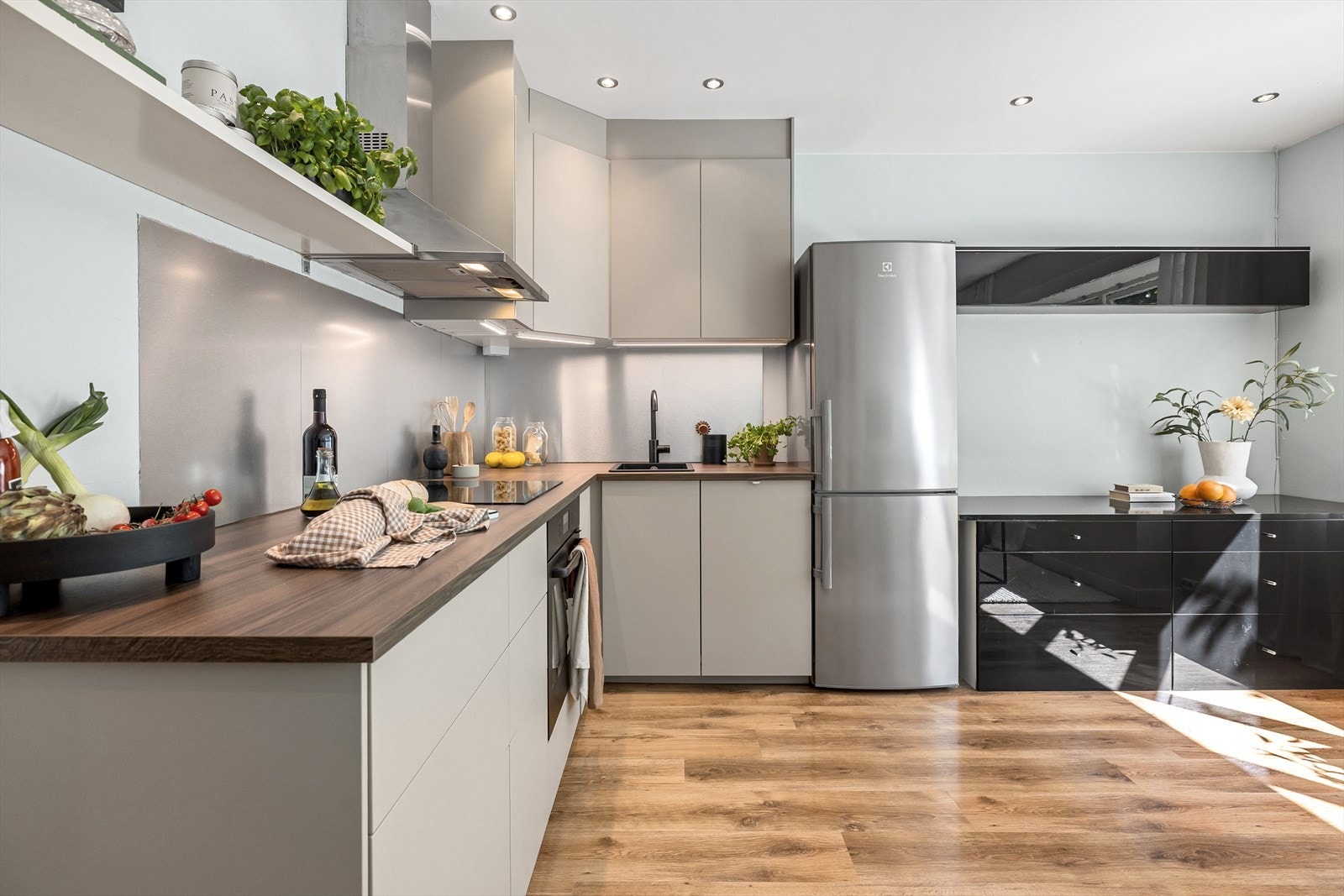 Kjøkkenet er utnyttet til det maksimale med lagringsplass i både skap og skuffer. Galleribilde