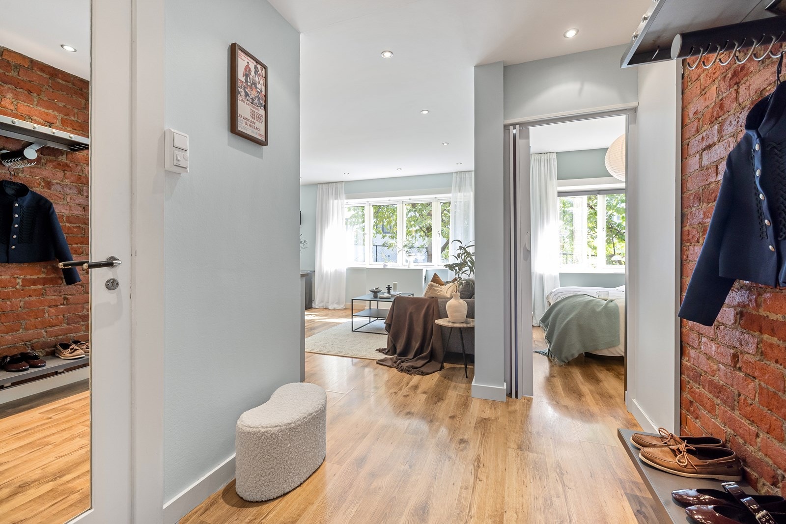 Overflatene er lyse og stilrene, og består av pent gulv, tidsriktige fargevalg og downlights i himling. Galleribilde