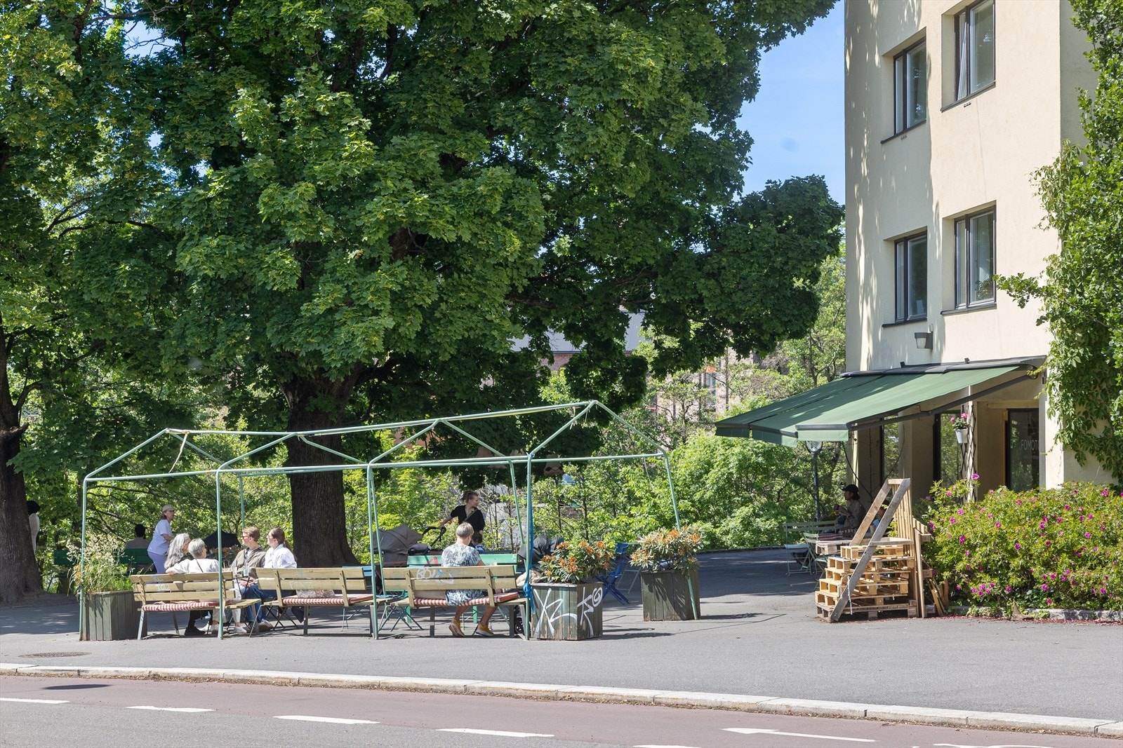 Områdebilde - Ved inngangen til bygården ligger Fomoto kafé hvor nabolaget samles lørdag og søndag for nystekte vafler. Galleribilde