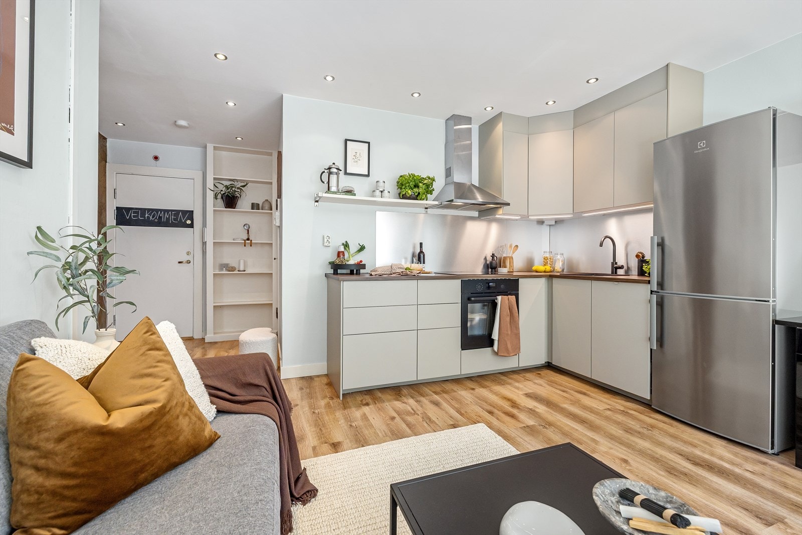 I stuen er det god plass til sofagruppe, sofabord og underholdningsavdeling. Det er plass til spisebord dersom man ønsker det. Galleribilde