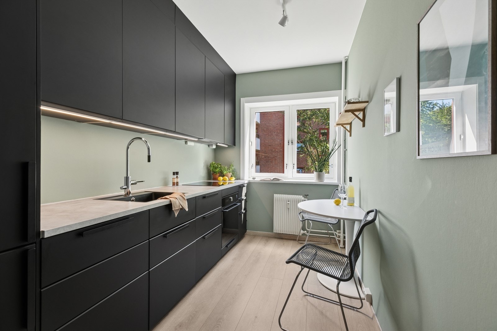 Induksjonstopp, stekeovn, oppvaskmaskin og kjøl/frys er integrert Galleribilde