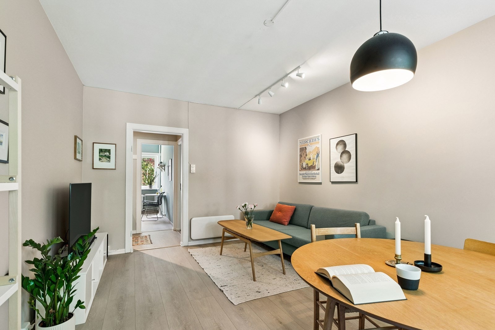 Stuen er av god størrelse og har plass til både sofaløsning samt spisebord Galleribilde