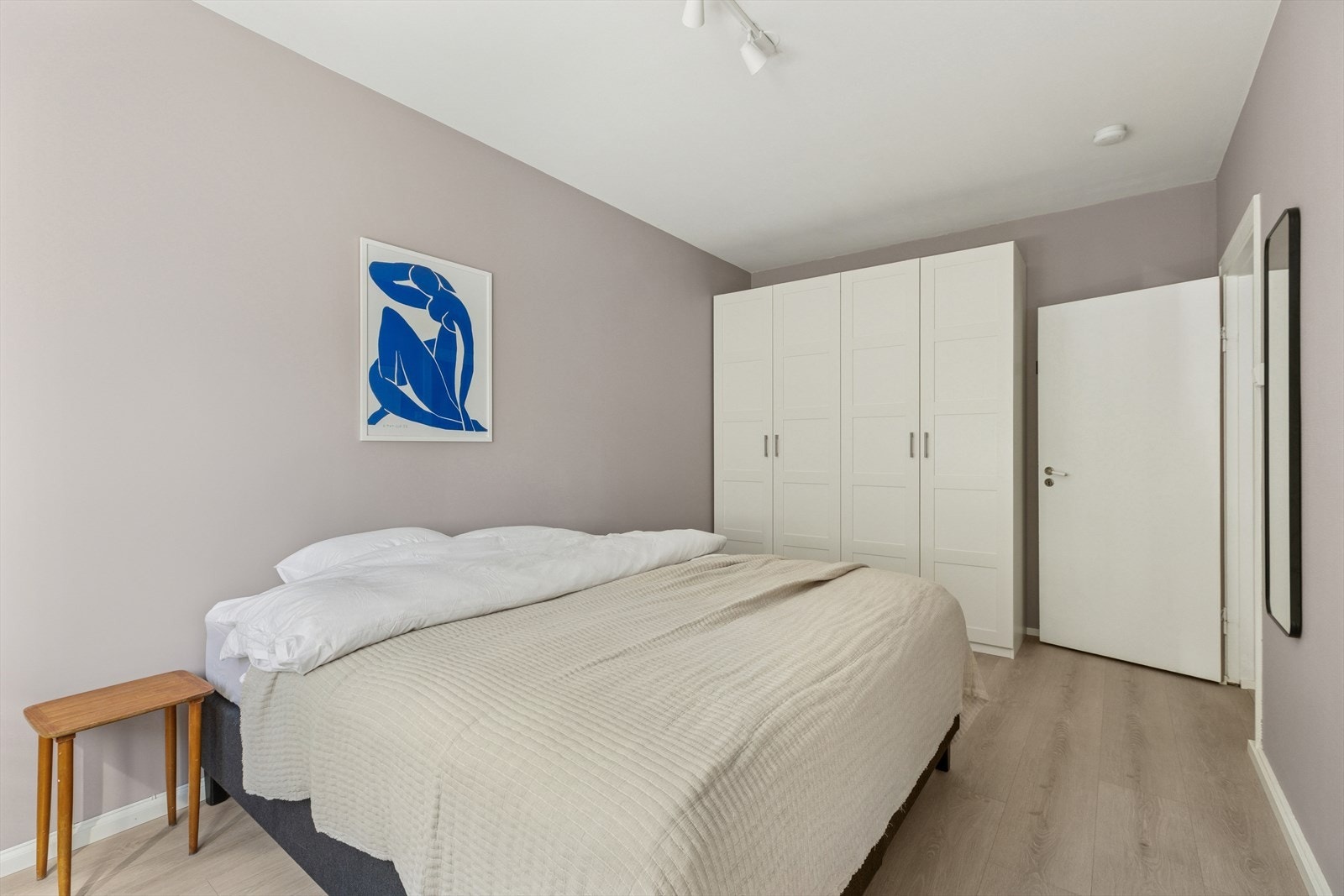 Rikelig med lagringsplass i det romslige garderobeskapet Galleribilde