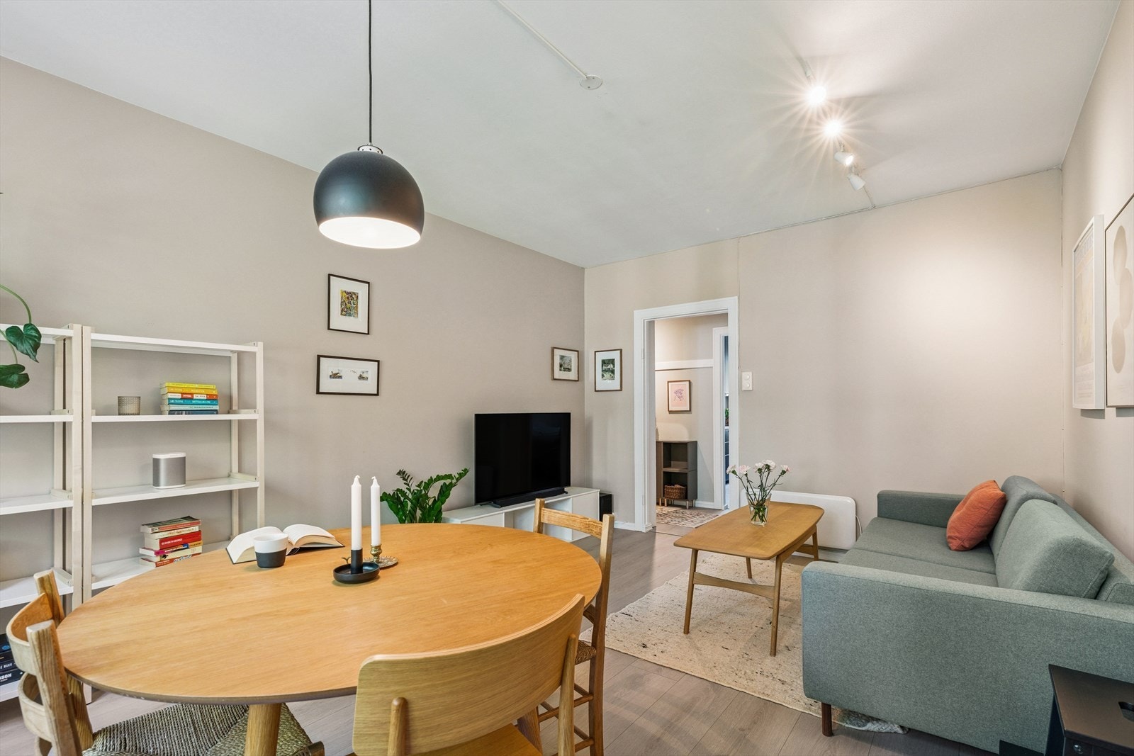 Lyst og luftig med god takhøyde på 2,67 meter Galleribilde