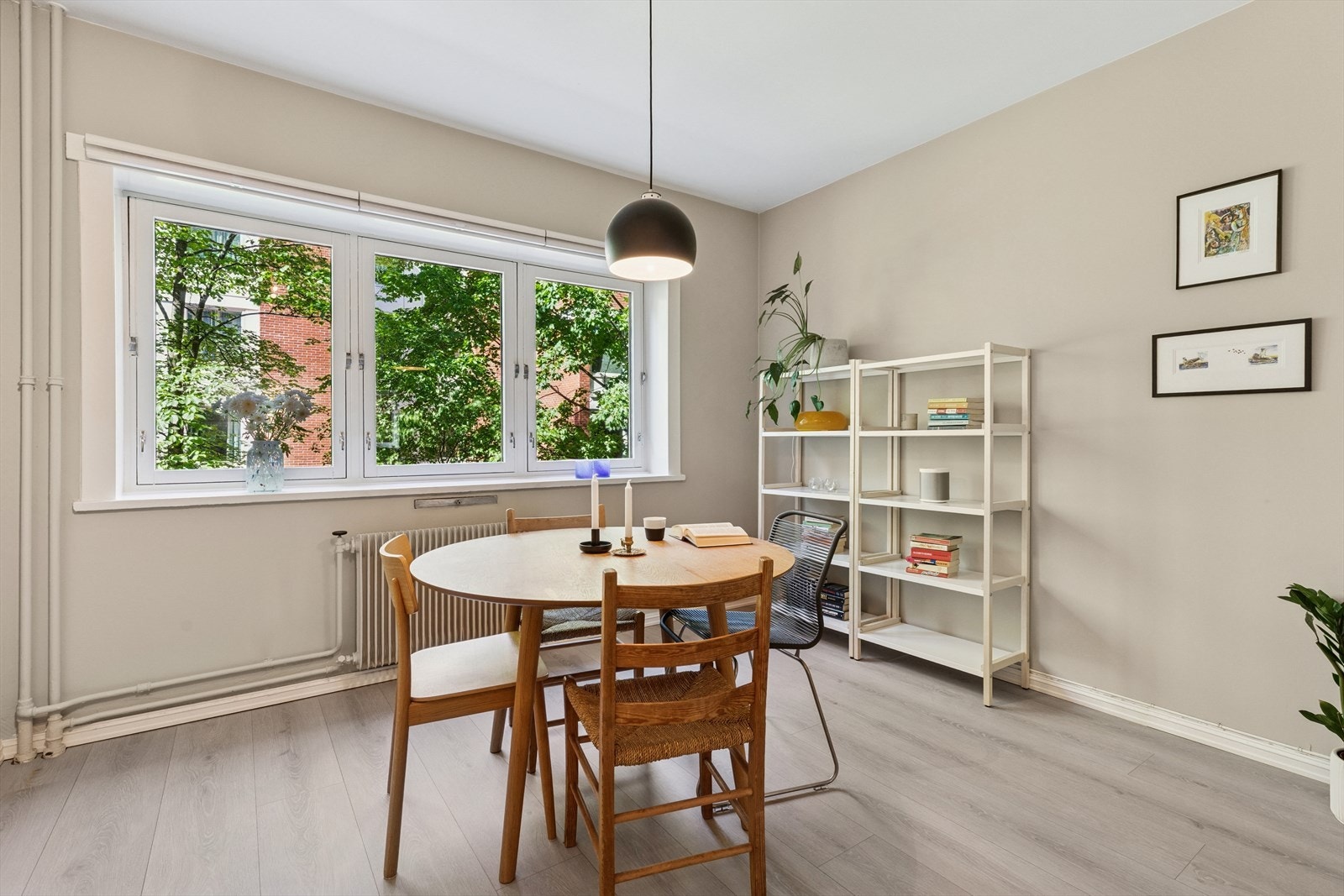 Hyggelig stue med god plass til spisebord Galleribilde