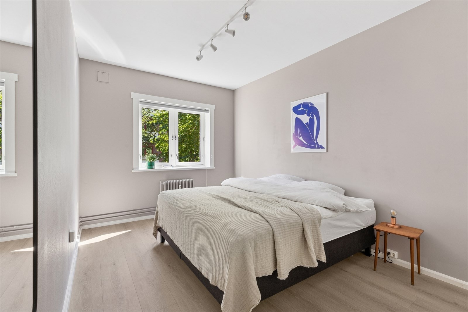 Tiltalende soverom av god størrelse som enkelt kan møbleres med stor dobbeltseng og annet interiør Galleribilde