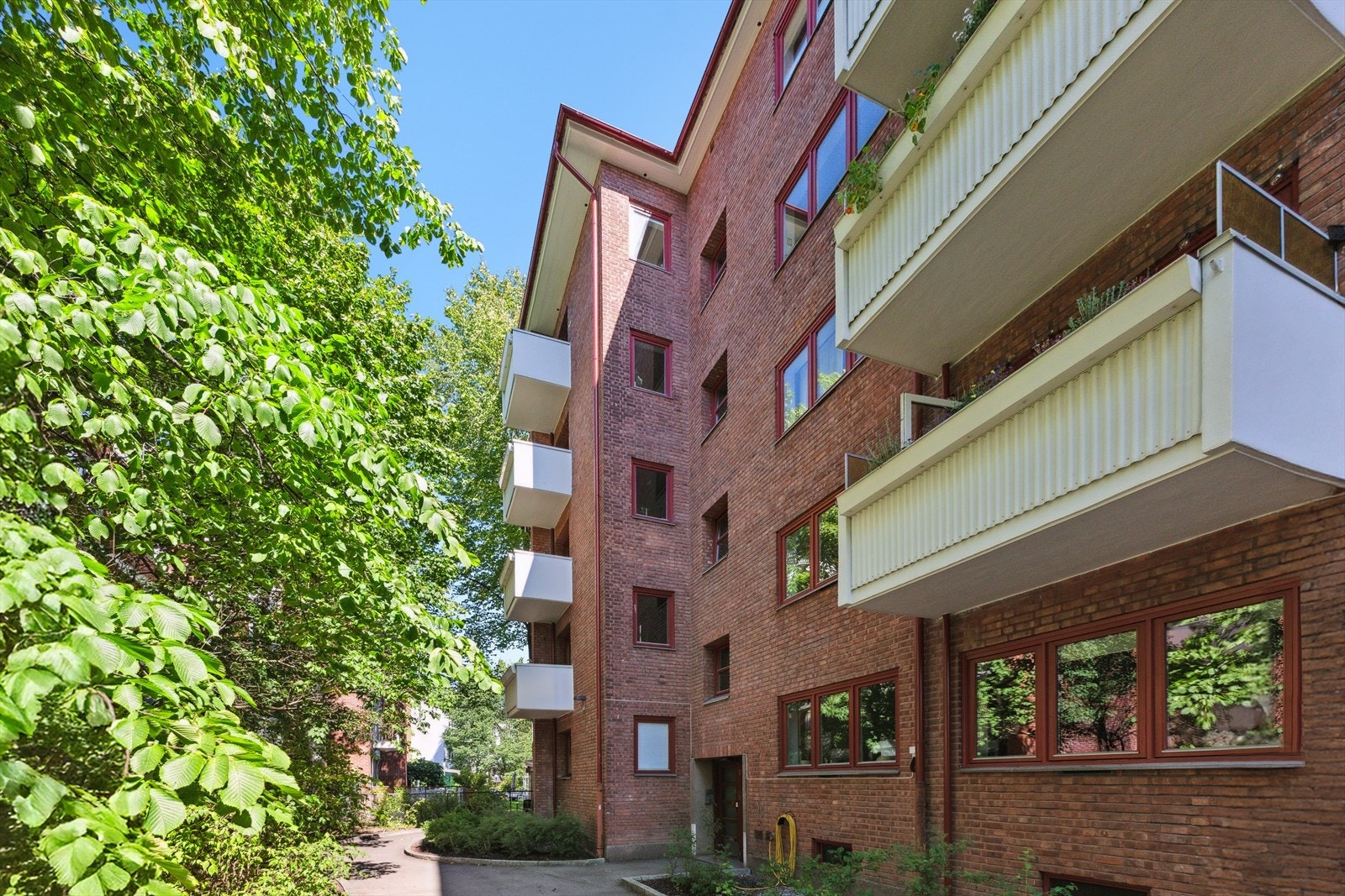 Leiligheten ligger tilbaketrukket og rolig til med hyggelige fellesarealer Galleribilde