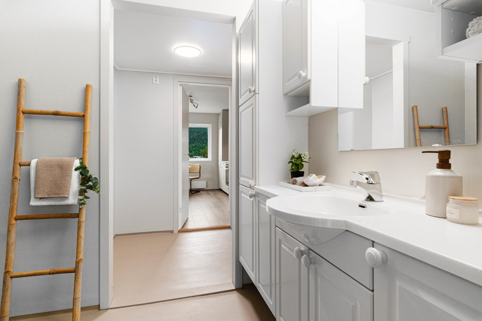 Baderom utstyrt med gulvvarme og romslig innredning. Galleribilde