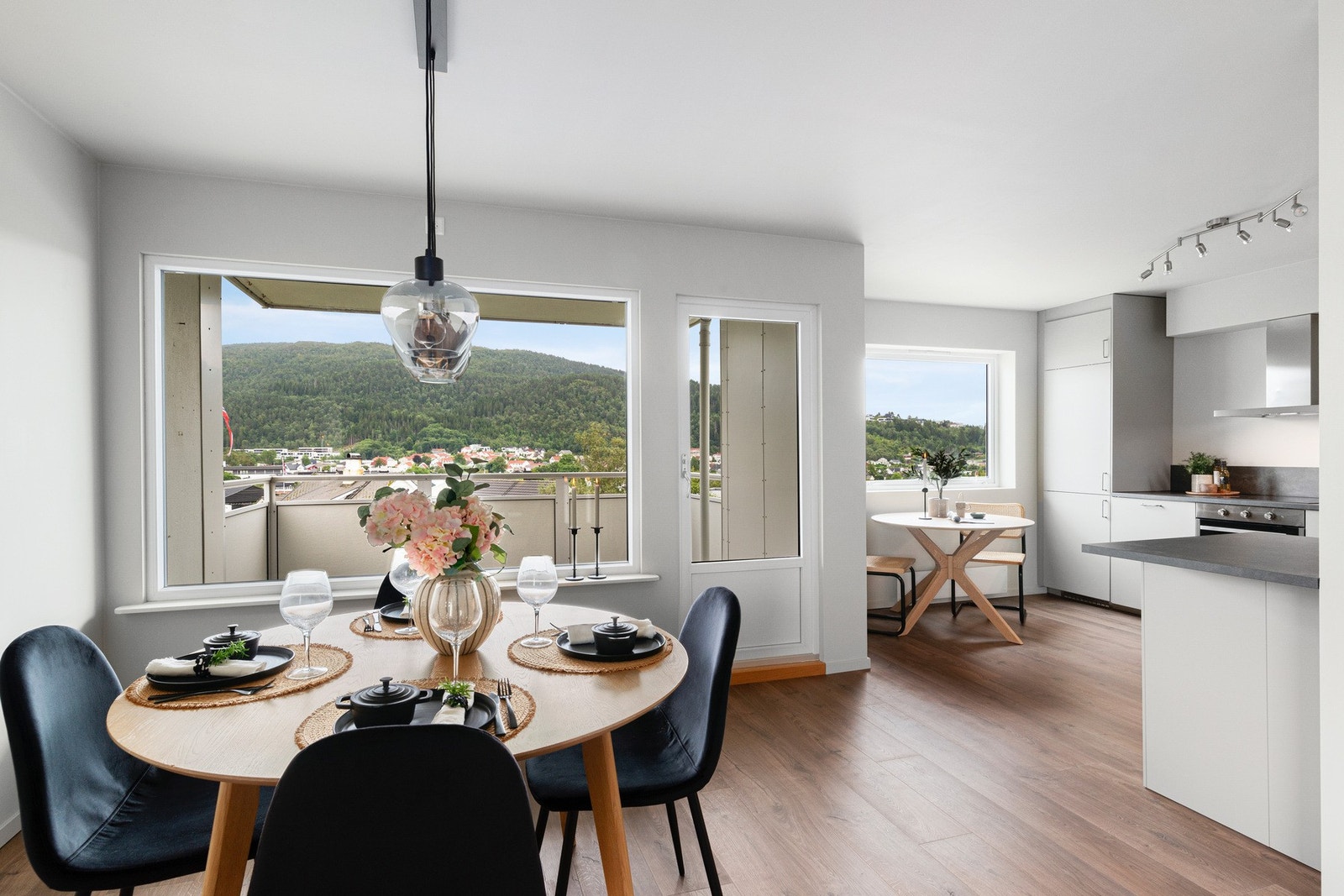 Spisebordet er strategisk plassert mellom stue og kjøkken, med ekstra plass til frokostbord på selve kjøkkenet. Galleribilde