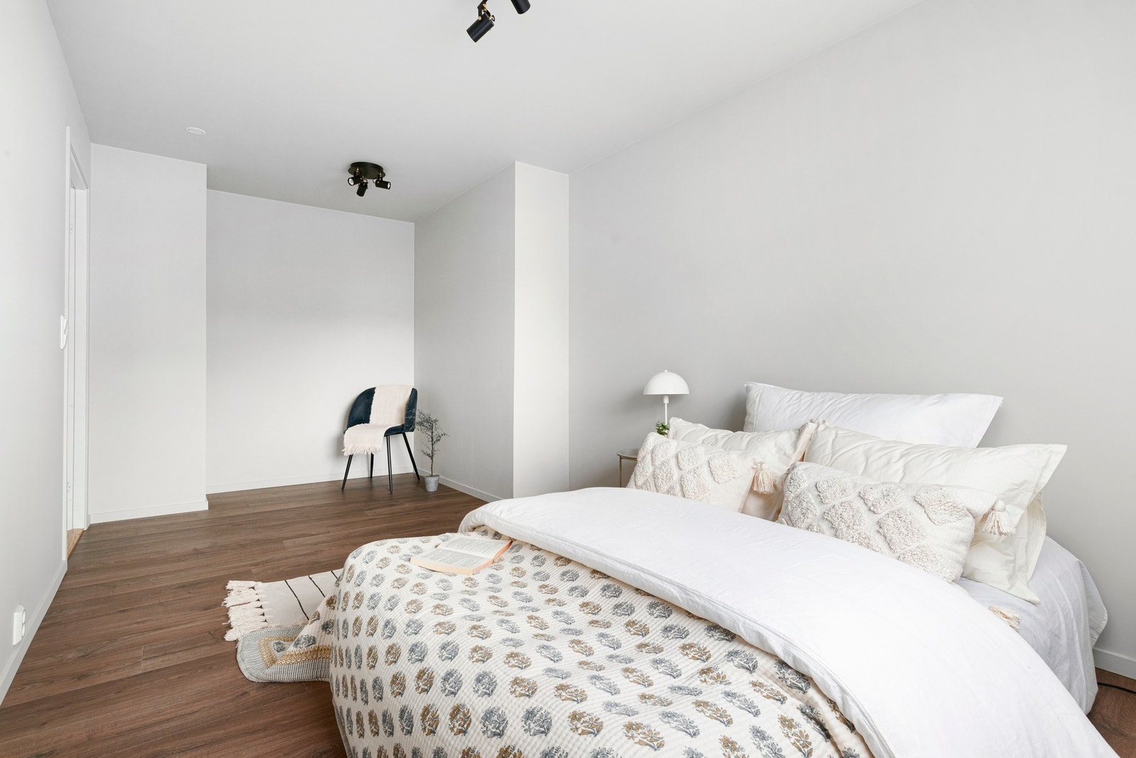 Her finnes det en egen sone med plass til garderobeløsning. Galleribilde